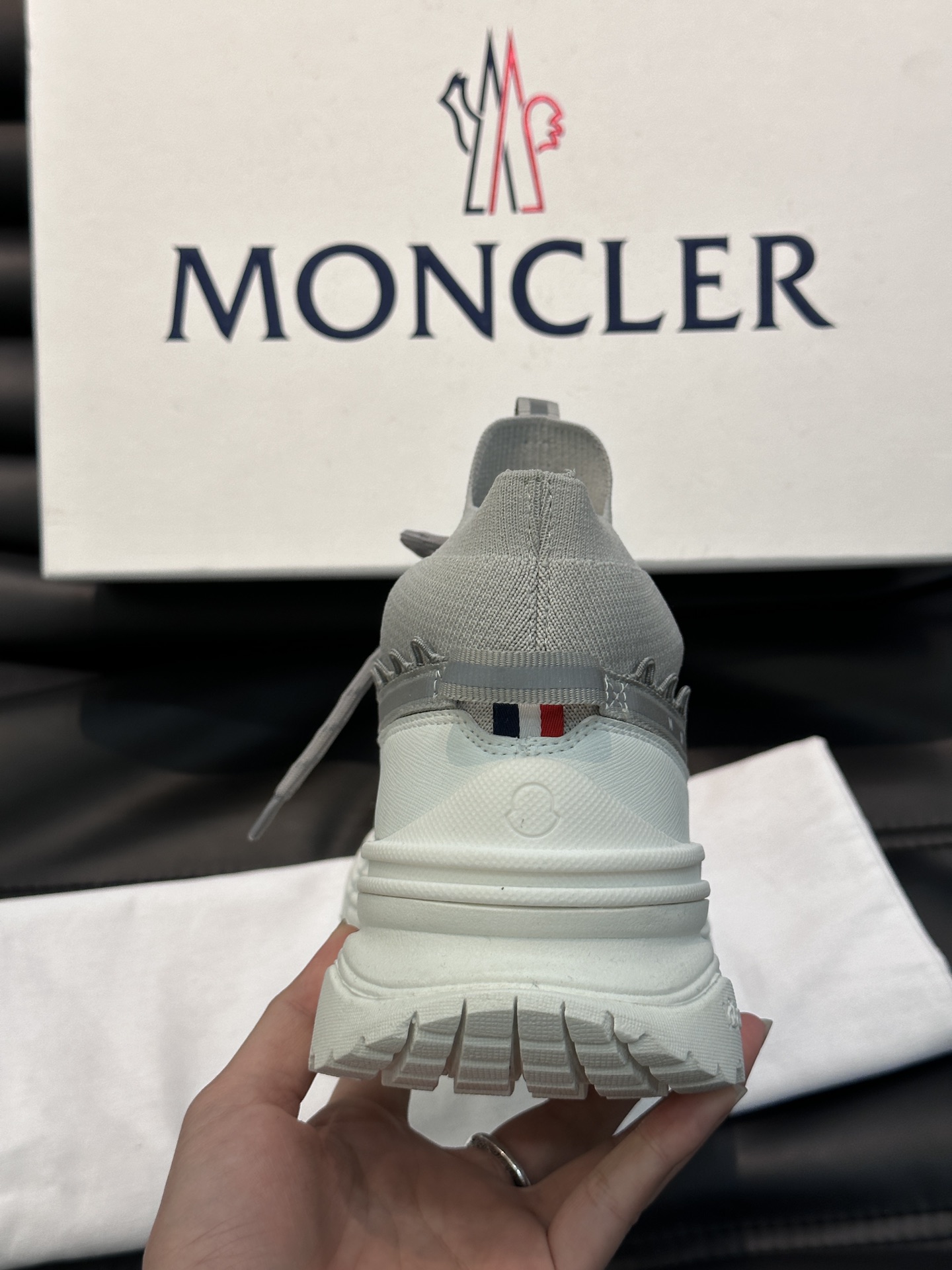 Moncler/蒙口男士系带休闲运动鞋具有舒适防滑性能采用一体成型进口飞织科技面料制成兼备创新功能性与图