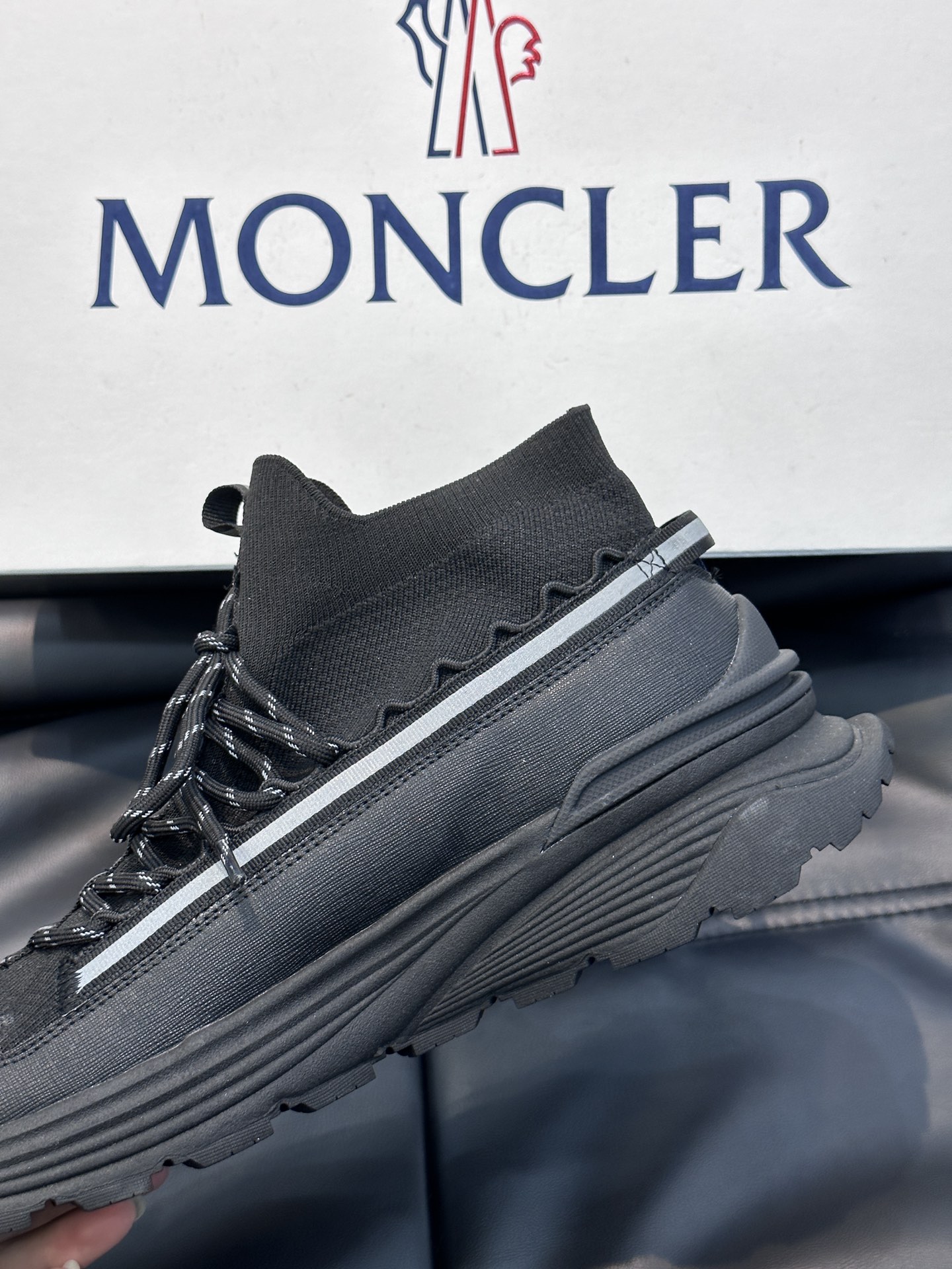 Moncler/蒙口男士系带休闲运动鞋具有舒适防滑性能采用一体成型进口飞织科技面料制成兼备创新功能性与图