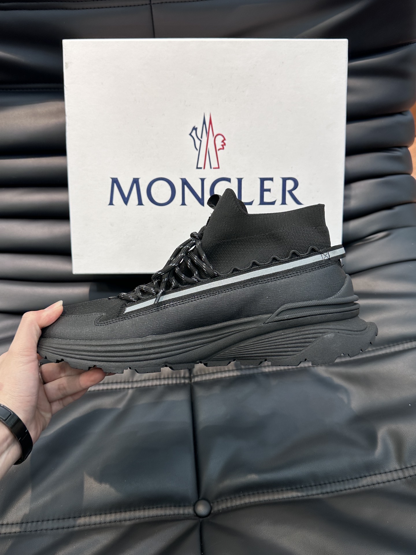 Moncler/蒙口男士系带休闲运动鞋具有舒适防滑性能采用一体成型进口飞织科技面料制成兼备创新功能性与图