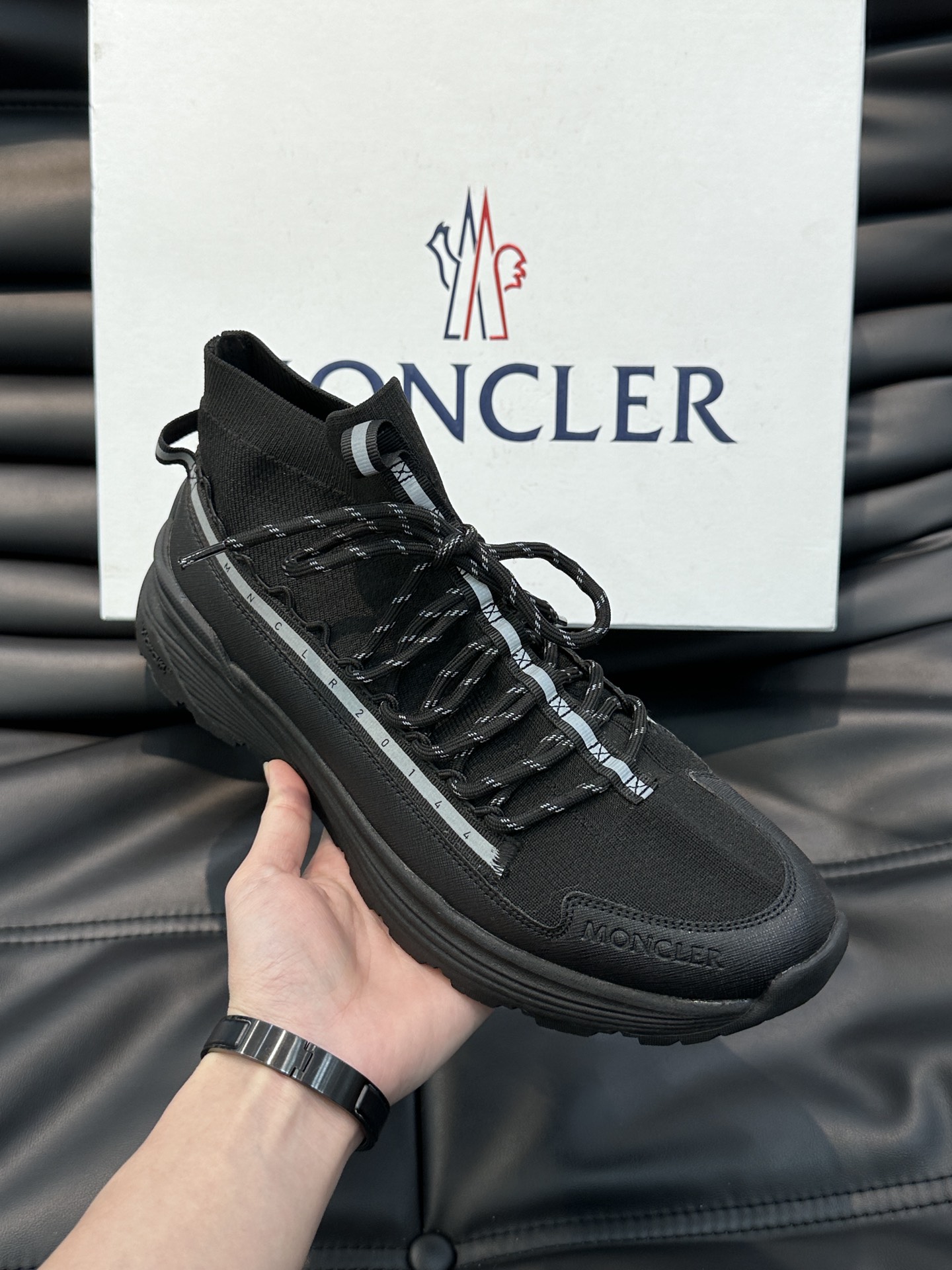 Moncler/蒙口男士系带休闲运动鞋具有舒适防滑性能采用一体成型进口飞织科技面料制成兼备创新功能性与图