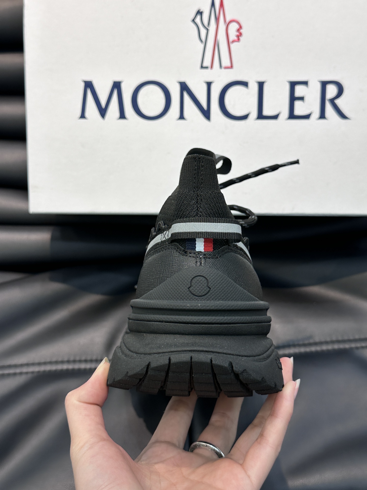 Moncler/蒙口男士系带休闲运动鞋具有舒适防滑性能采用一体成型进口飞织科技面料制成兼备创新功能性与图