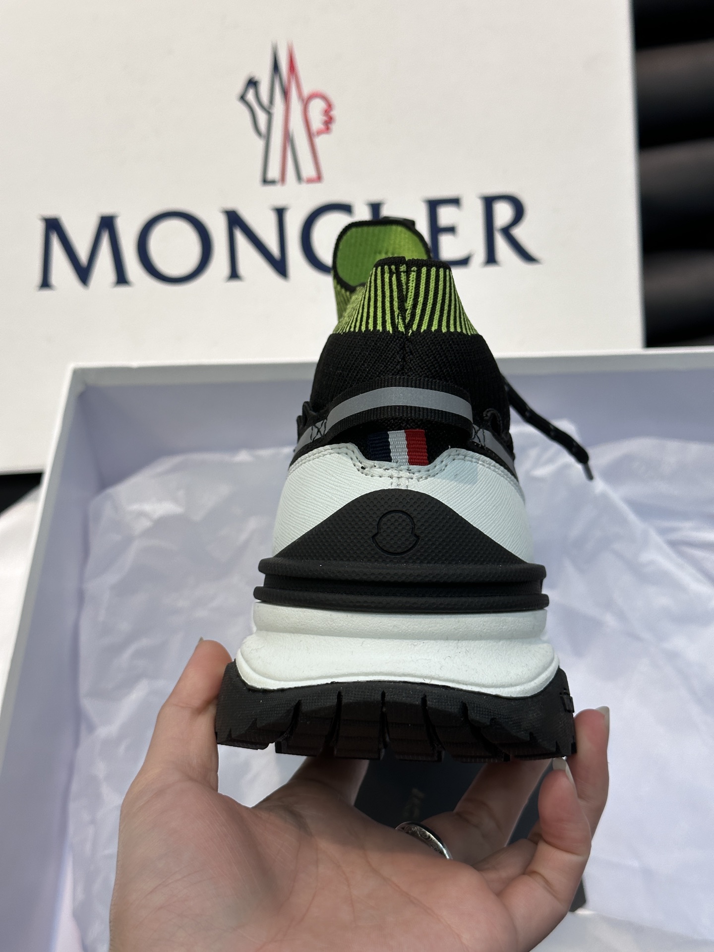 Moncler/蒙口男士系带休闲运动鞋具有舒适防滑性能采用一体成型进口飞织科技面料制成兼备创新功能性与图