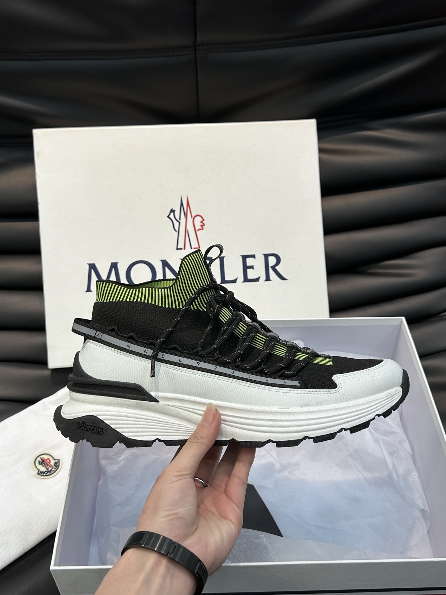 Moncler/蒙口男士系带休闲运动鞋具有舒适防滑性能采用一体成型进口飞织科技面料制成兼备创新功能性与图