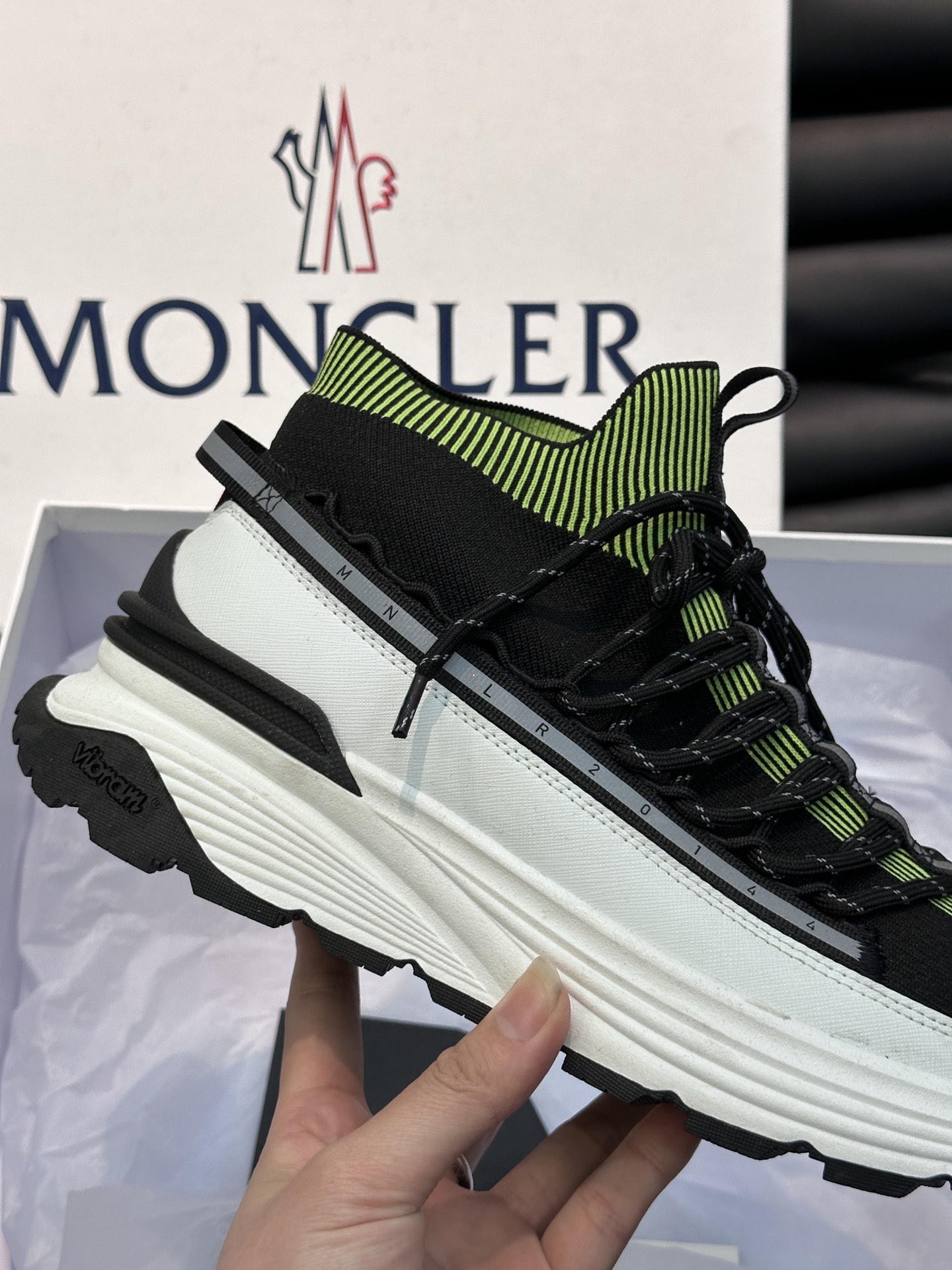 Moncler/蒙口男士系带休闲运动鞋具有舒适防滑性能采用一体成型进口飞织科技面料制成兼备创新功能性与图