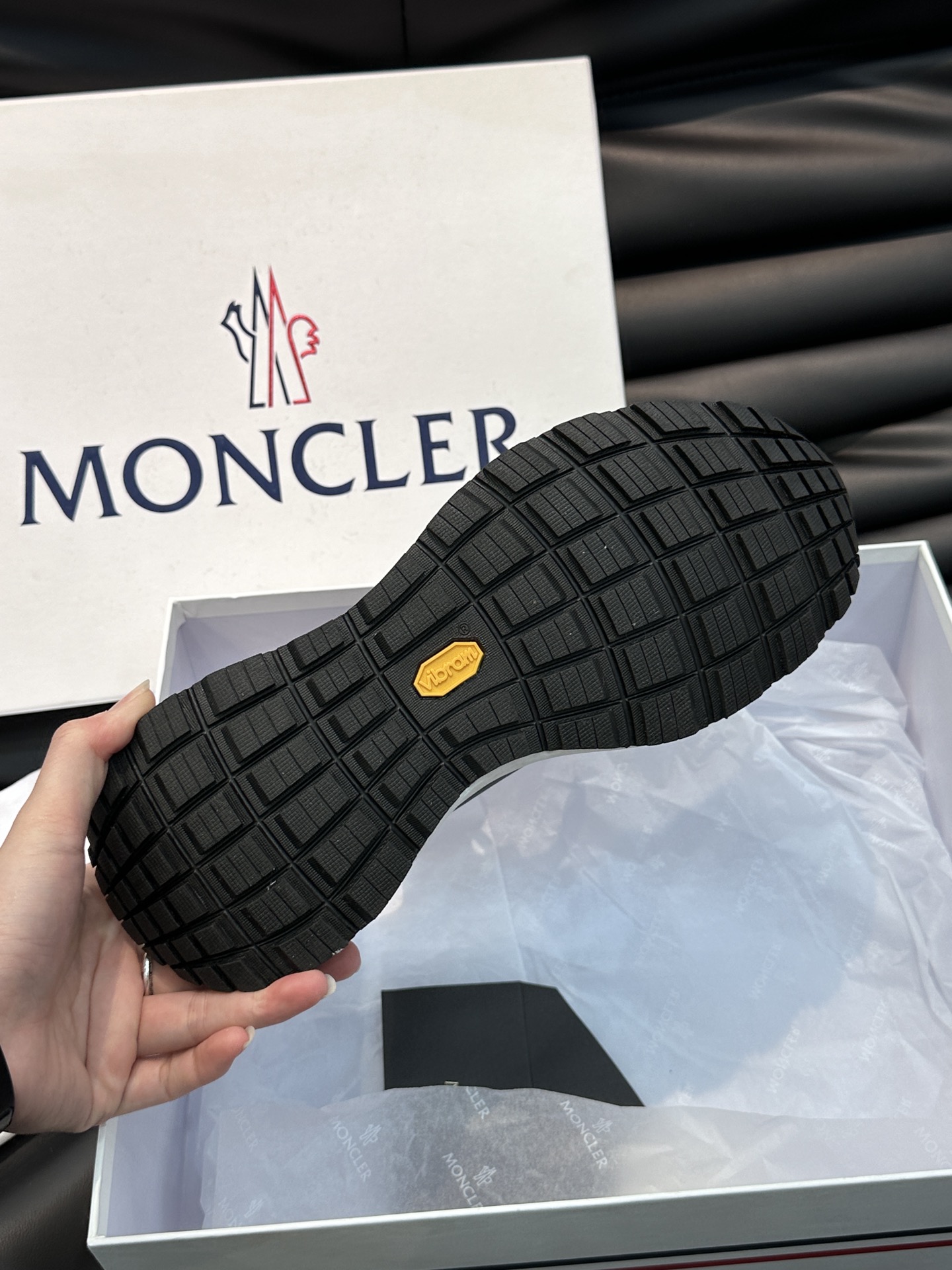 Moncler/蒙口男士系带休闲运动鞋具有舒适防滑性能采用一体成型进口飞织科技面料制成兼备创新功能性与图