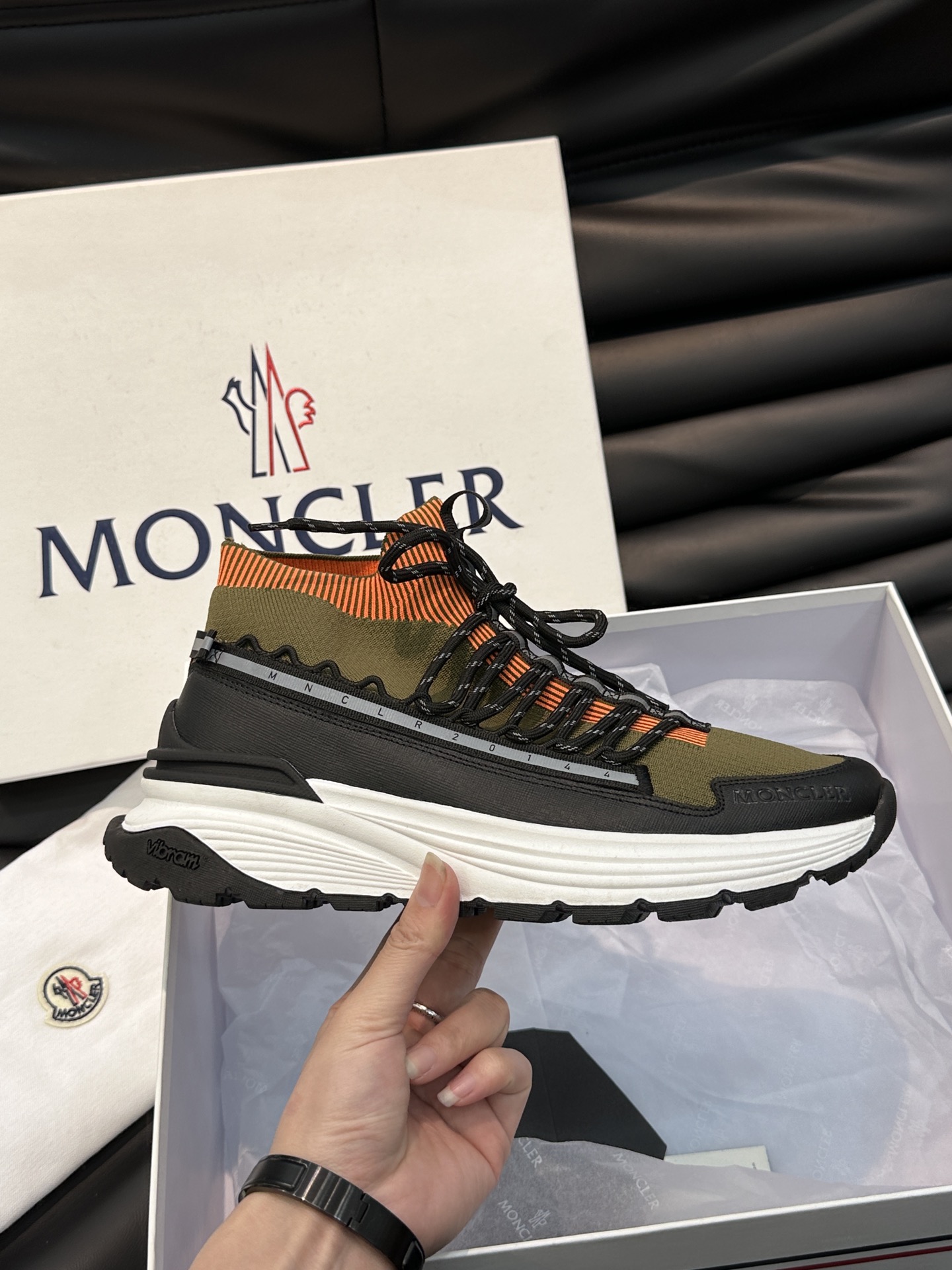 Moncler/蒙口男士系带休闲运动鞋具有舒适防滑性能采用一体成型进口飞织科技面料制成兼备创新功能性与图