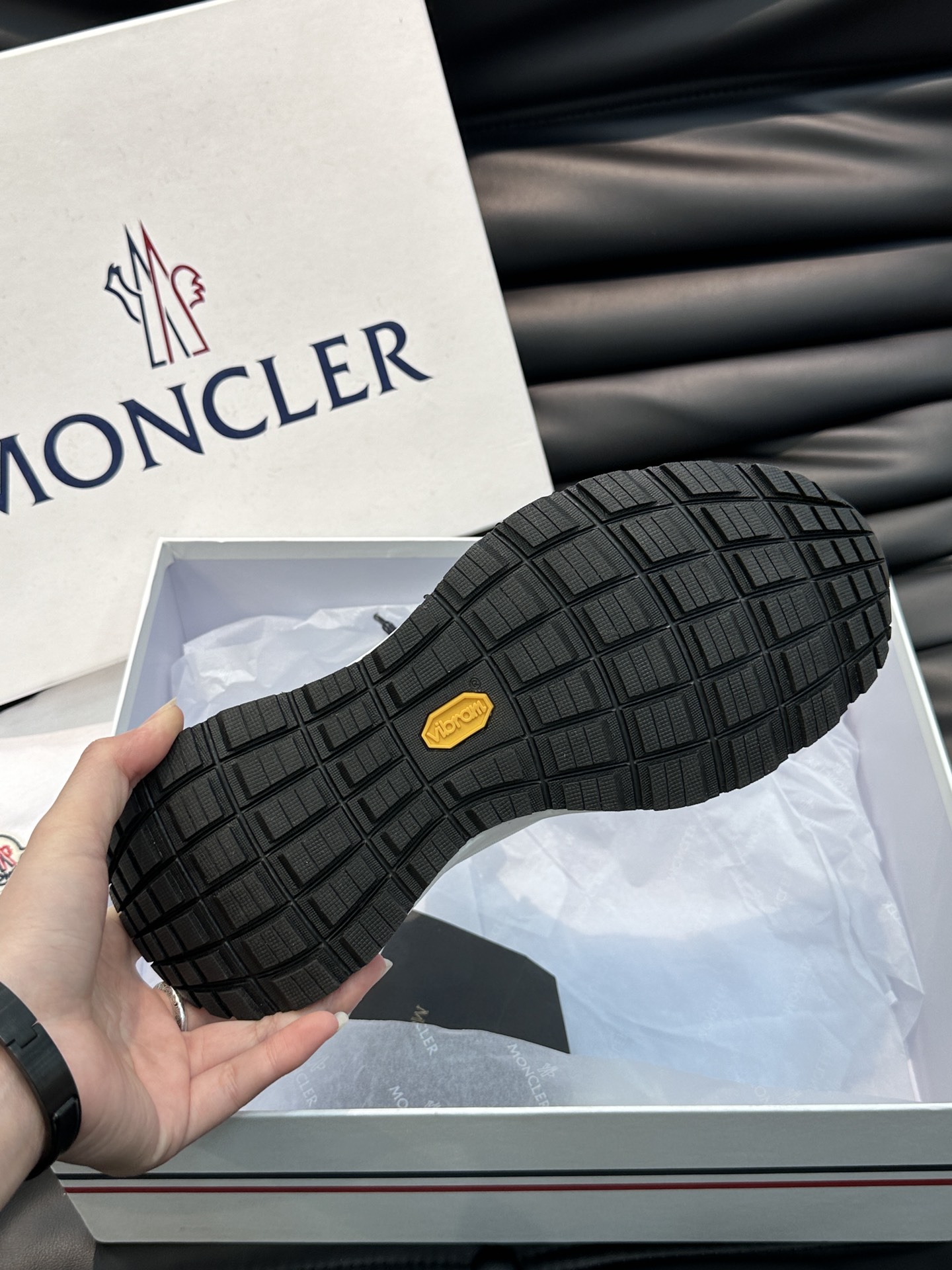 Moncler/蒙口男士系带休闲运动鞋具有舒适防滑性能采用一体成型进口飞织科技面料制成兼备创新功能性与图