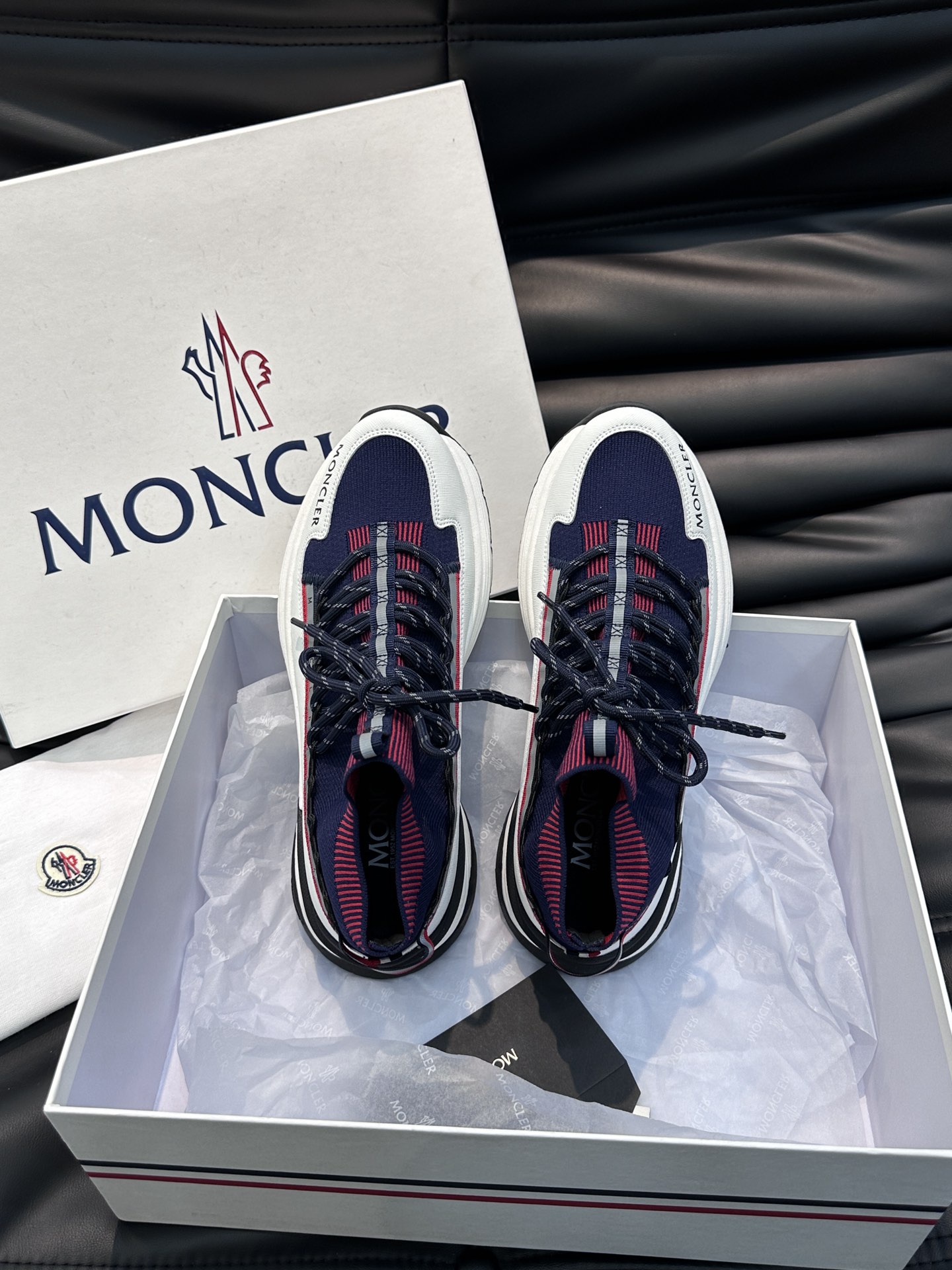 Moncler/蒙口男士系带休闲运动鞋具有舒适防滑性能采用一体成型进口飞织科技面料制成兼备创新功能性与图