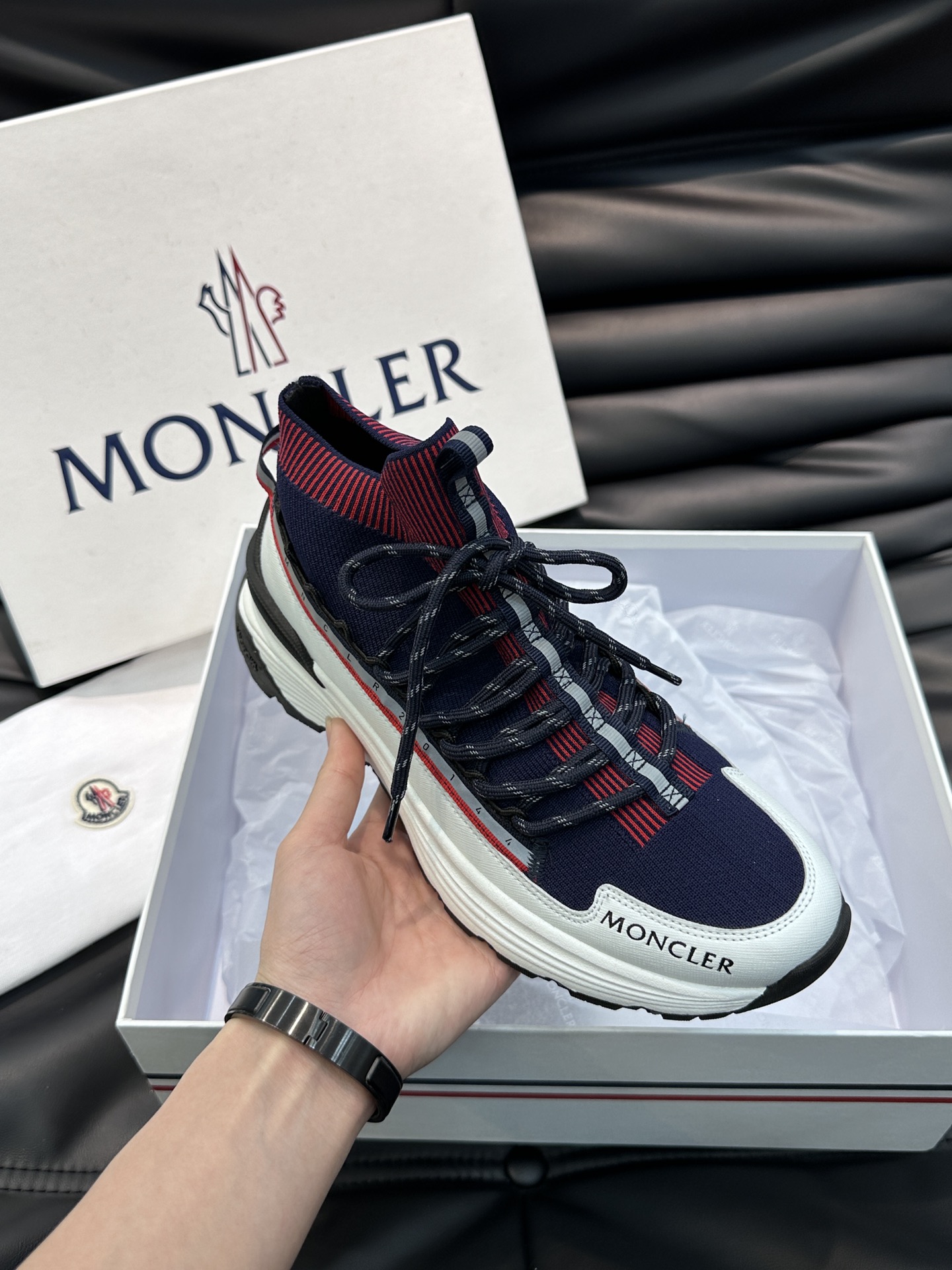 Moncler/蒙口男士系带休闲运动鞋具有舒适防滑性能采用一体成型进口飞织科技面料制成兼备创新功能性与图