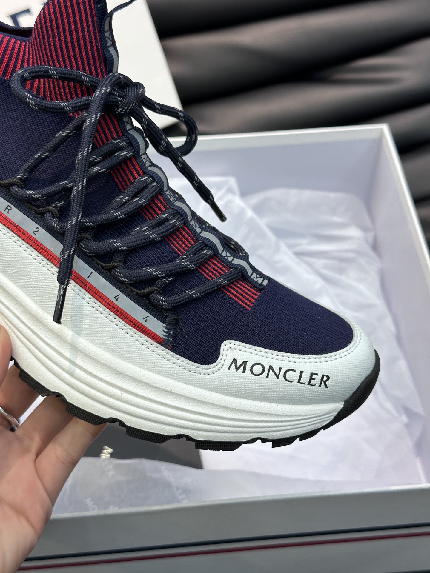 Moncler/蒙口男士系带休闲运动鞋具有舒适防滑性能采用一体成型进口飞织科技面料制成兼备创新功能性与图