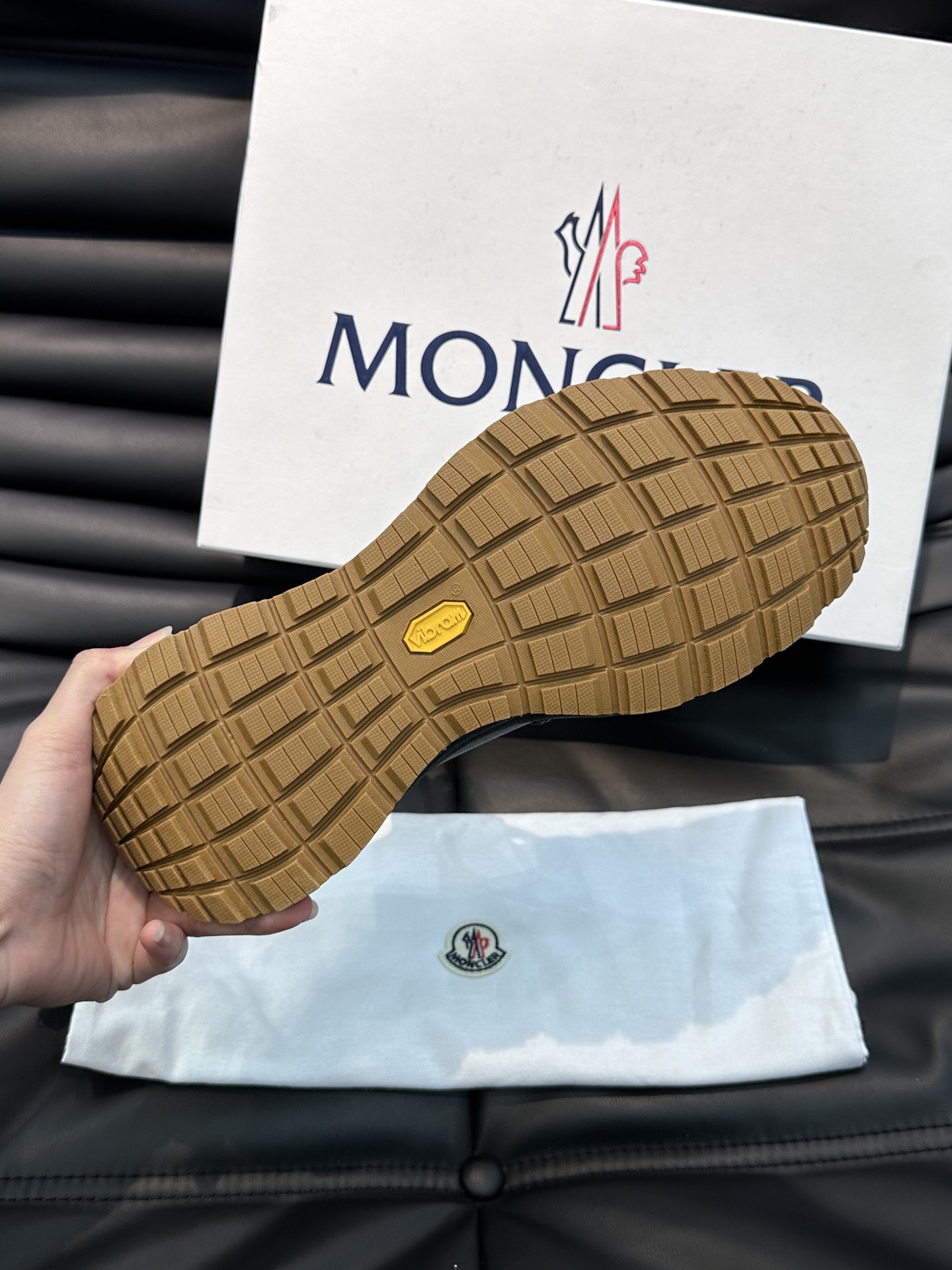 Moncler/蒙口男士系带休闲运动鞋具有舒适防滑性能采用一体成型进口飞织科技面料制成兼备创新功能性与图