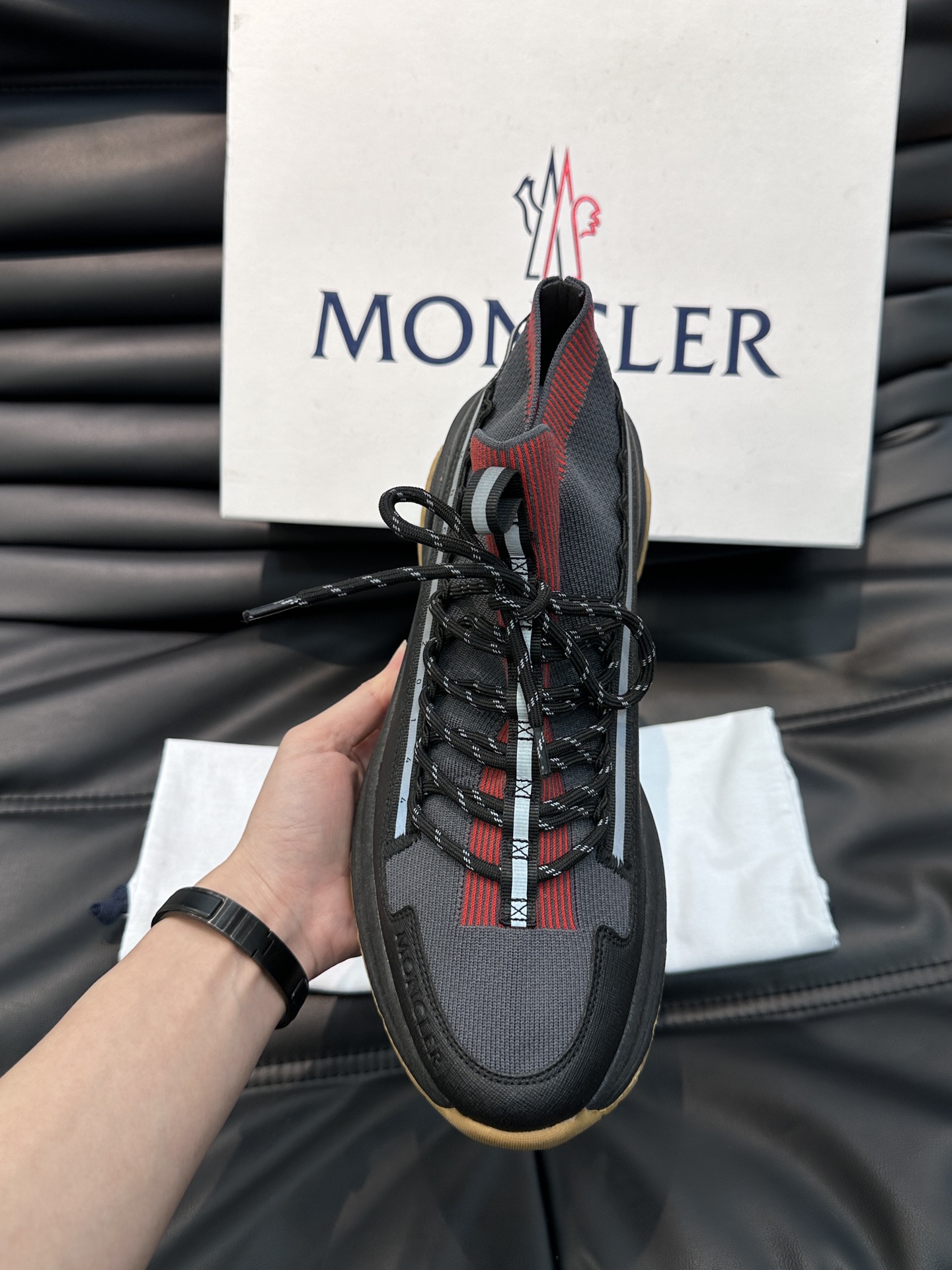 Moncler/蒙口男士系带休闲运动鞋具有舒适防滑性能采用一体成型进口飞织科技面料制成兼备创新功能性与图