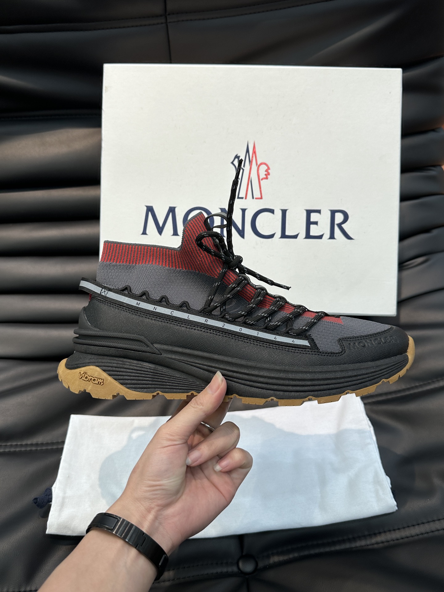 Moncler/蒙口男士系带休闲运动鞋具有舒适防滑性能采用一体成型进口飞织科技面料制成兼备创新功能性与图