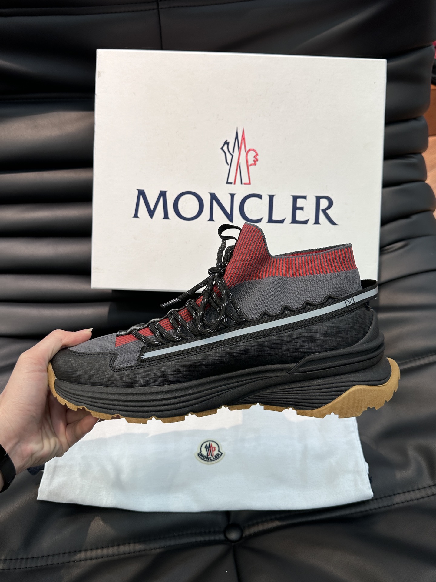 Moncler/蒙口男士系带休闲运动鞋具有舒适防滑性能采用一体成型进口飞织科技面料制成兼备创新功能性与图