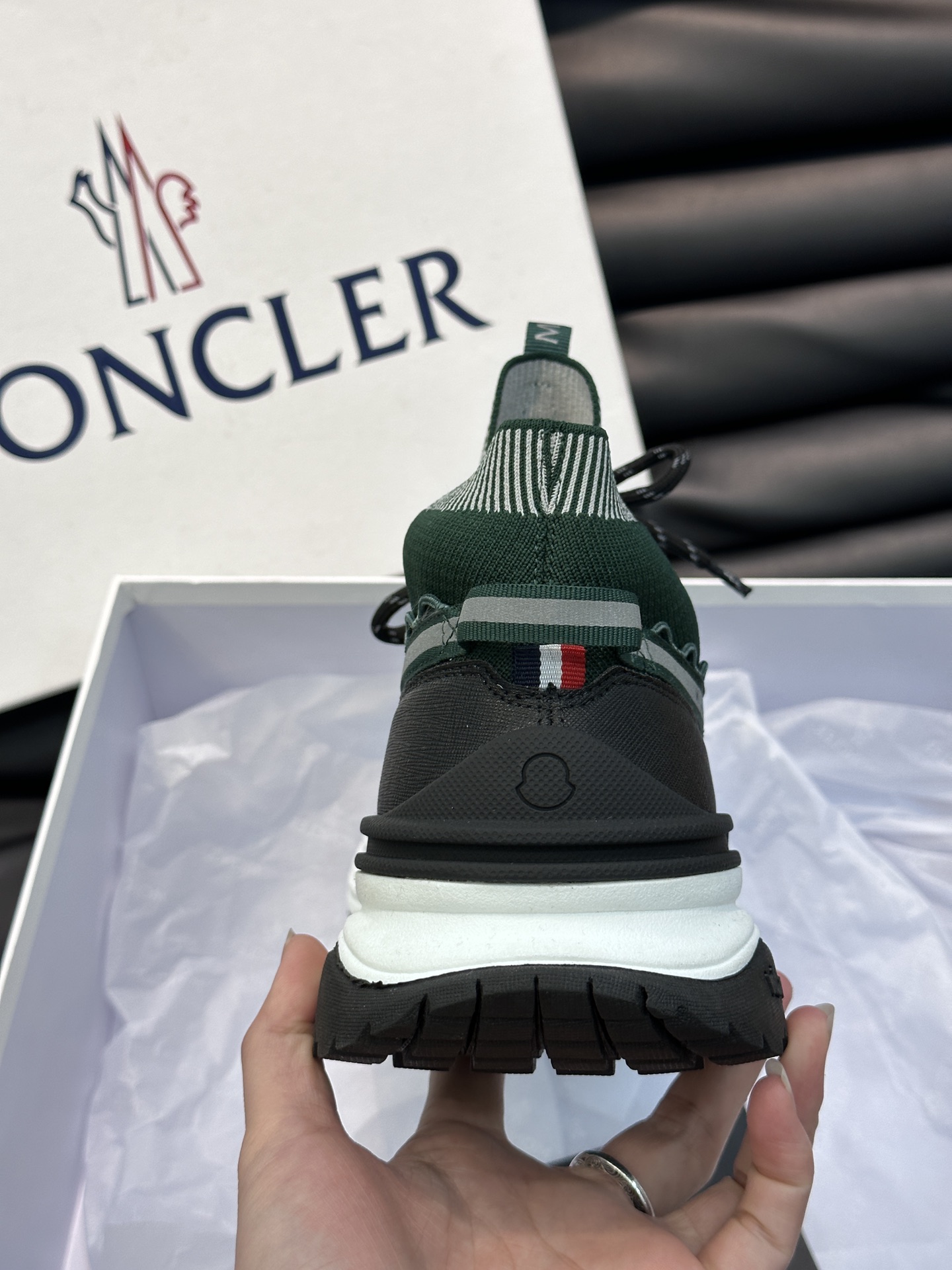 Moncler/蒙口男士系带休闲运动鞋具有舒适防滑性能采用一体成型进口飞织科技面料制成兼备创新功能性与图