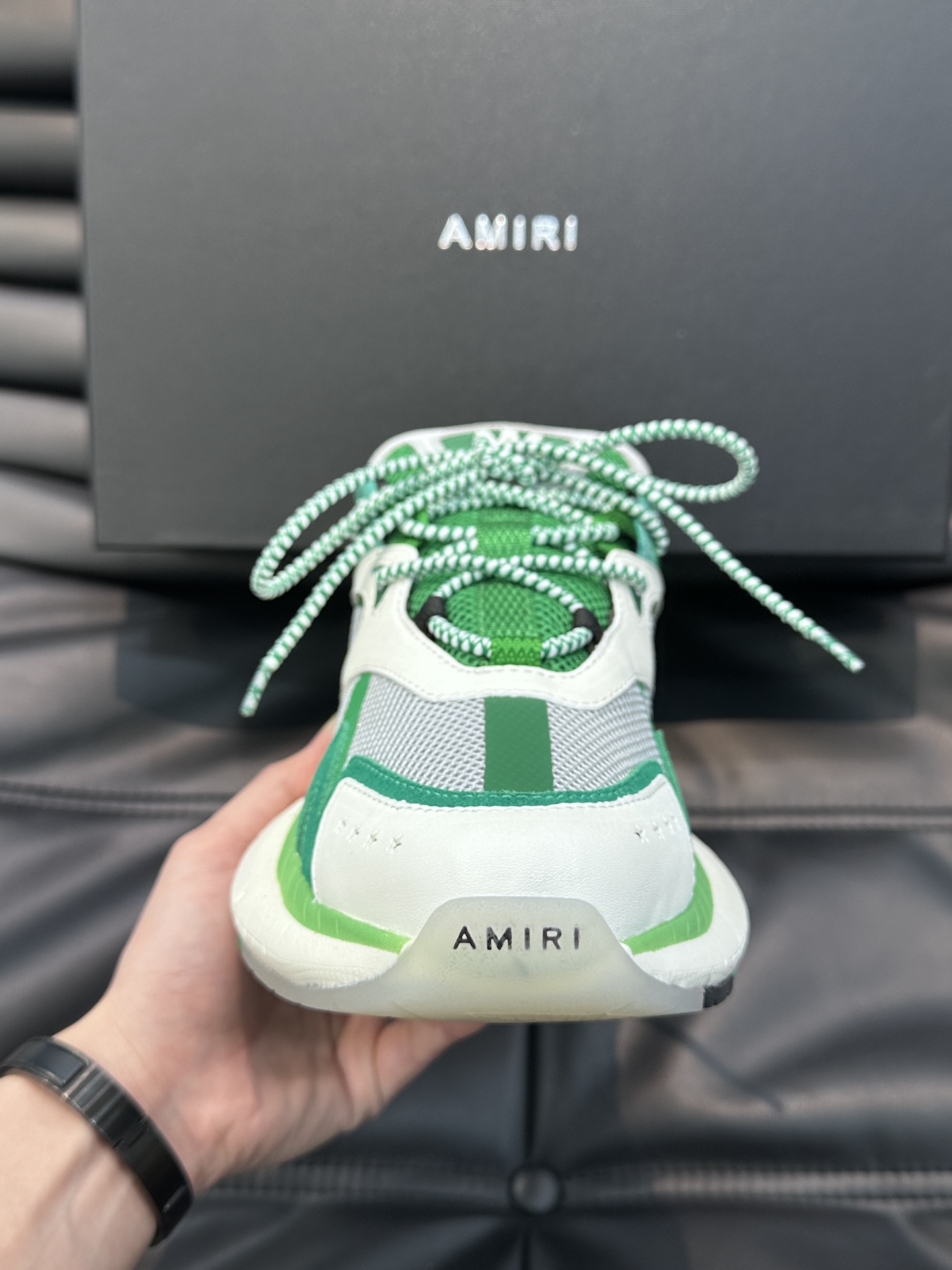 AMIRI新款男士休闲运动鞋采用头层牛皮鞋面拼接原版透气网面打造富有立体感撞色设计简约风格时尚运动透气网