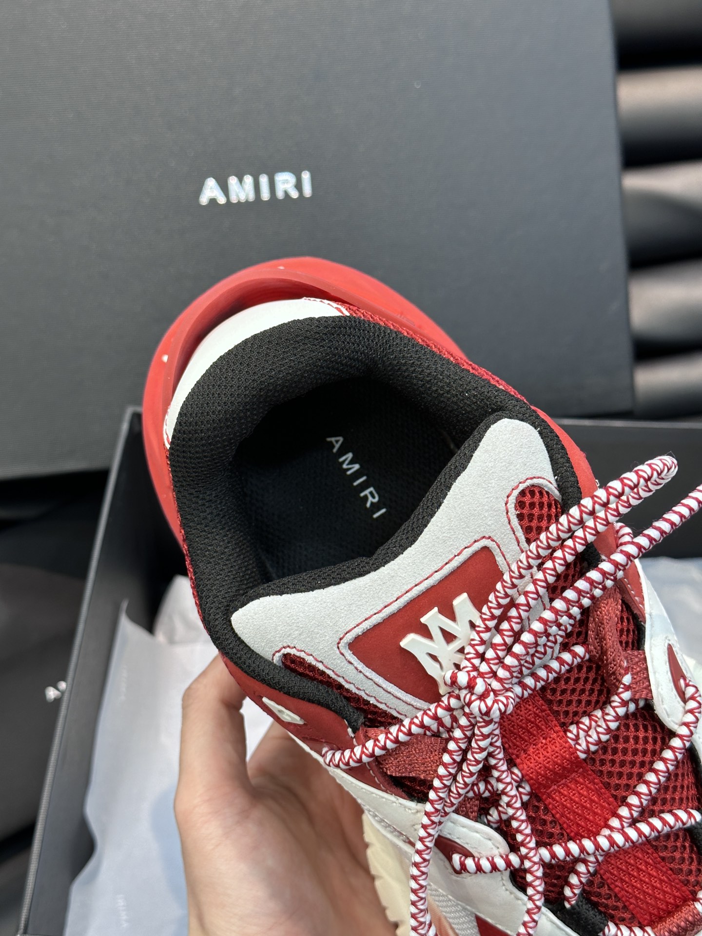 AMIRI新款男士休闲运动鞋采用头层牛皮鞋面拼接原版透气网面打造富有立体感撞色设计简约风格时尚运动透气网
