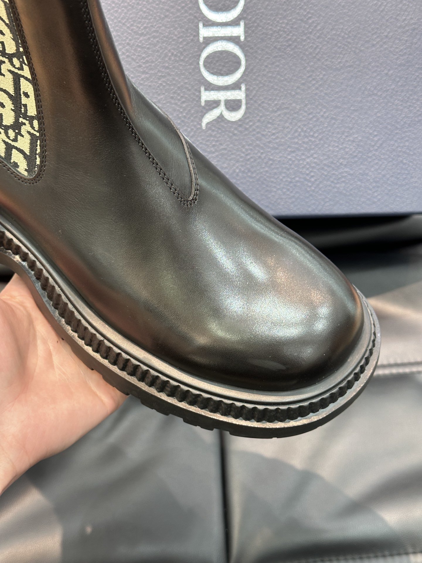 ️️DiorExPlorer及踝靴2024春季男装系列新品融入高订元素重新诠释切尔西短靴采用牛皮革精心制