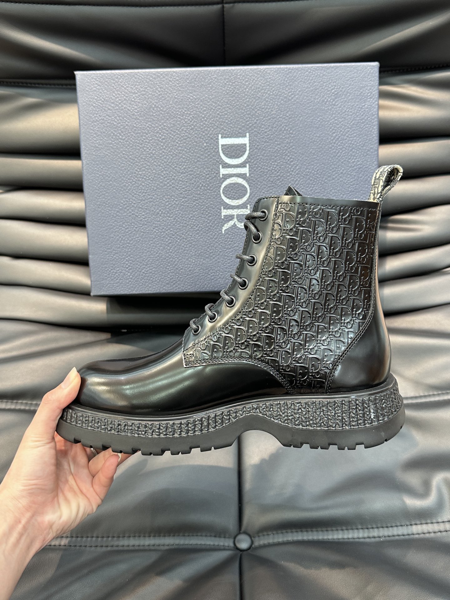 Botas altas con cordones Dior Buffalo para hombre, novedad de la colección masculina Primavera 2024,