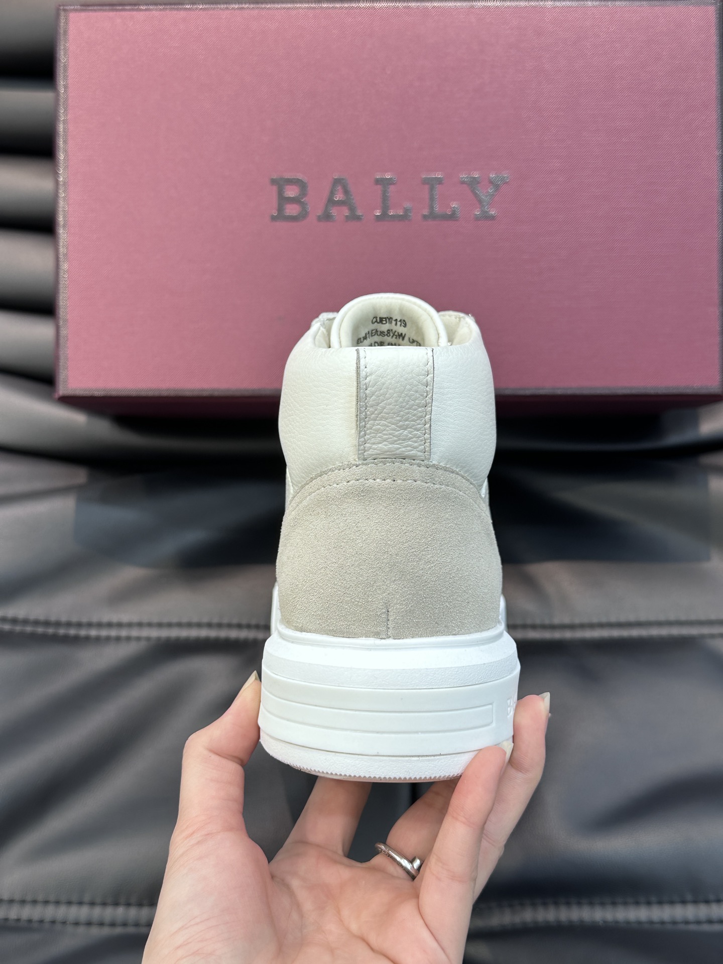 Bally/巴利秋冬高帮休闲鞋采用小牛皮鞋面进口牛皮内里皮质质感细腻光滑有光泽侧面饰有专用品牌黑白织带B