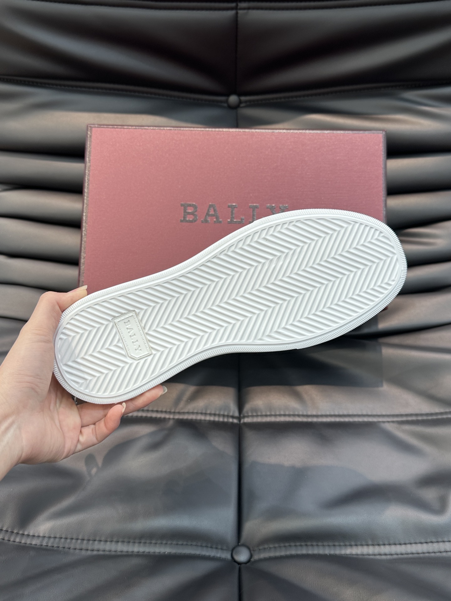 Bally/巴利秋冬高帮休闲鞋采用小牛皮鞋面进口牛皮内里皮质质感细腻光滑有光泽侧面饰有专用品牌黑白织带B