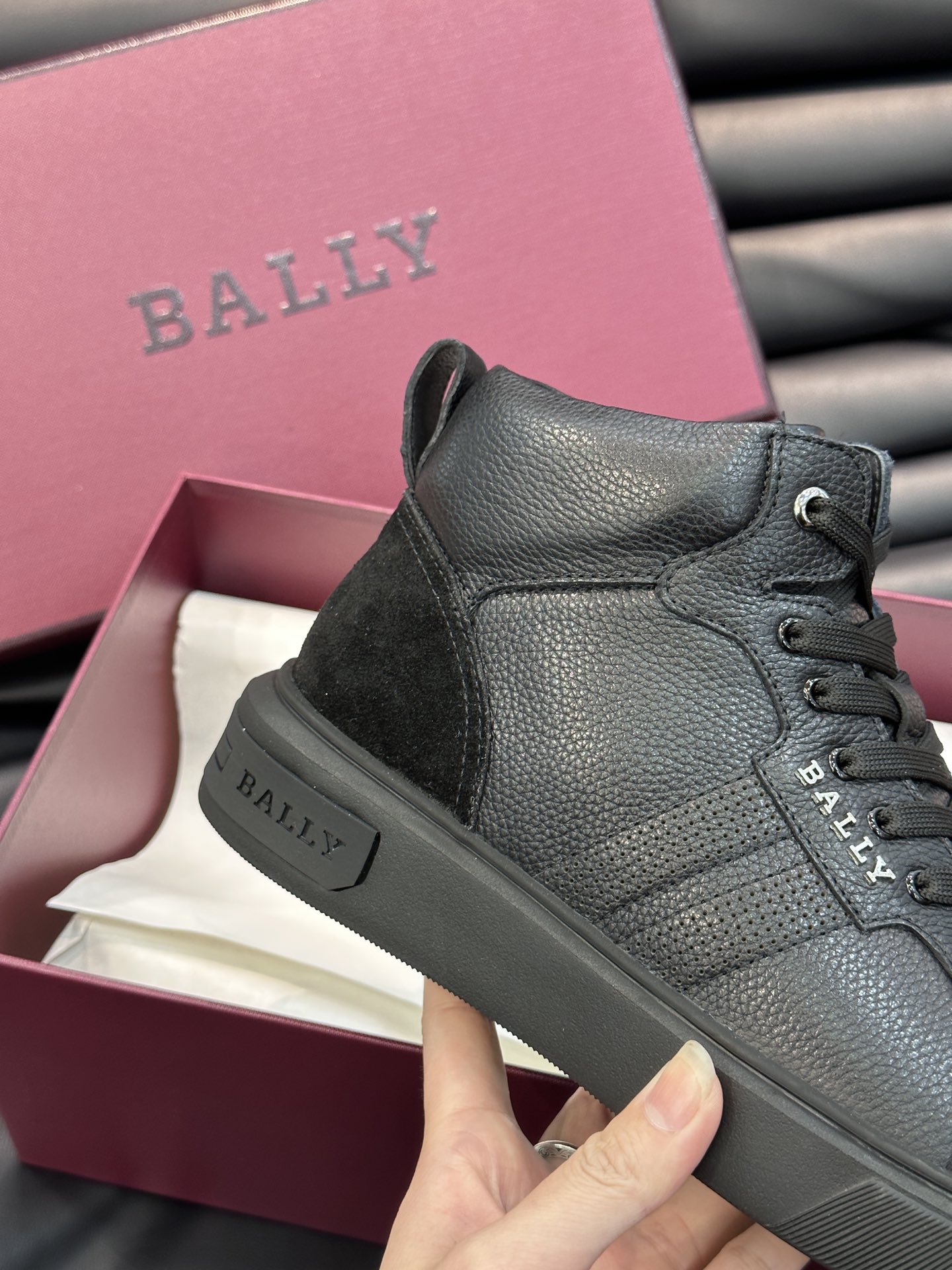 Bally/巴利秋冬高帮休闲鞋采用小牛皮鞋面进口牛皮内里皮质质感细腻光滑有光泽侧面饰有专用品牌黑白织带B