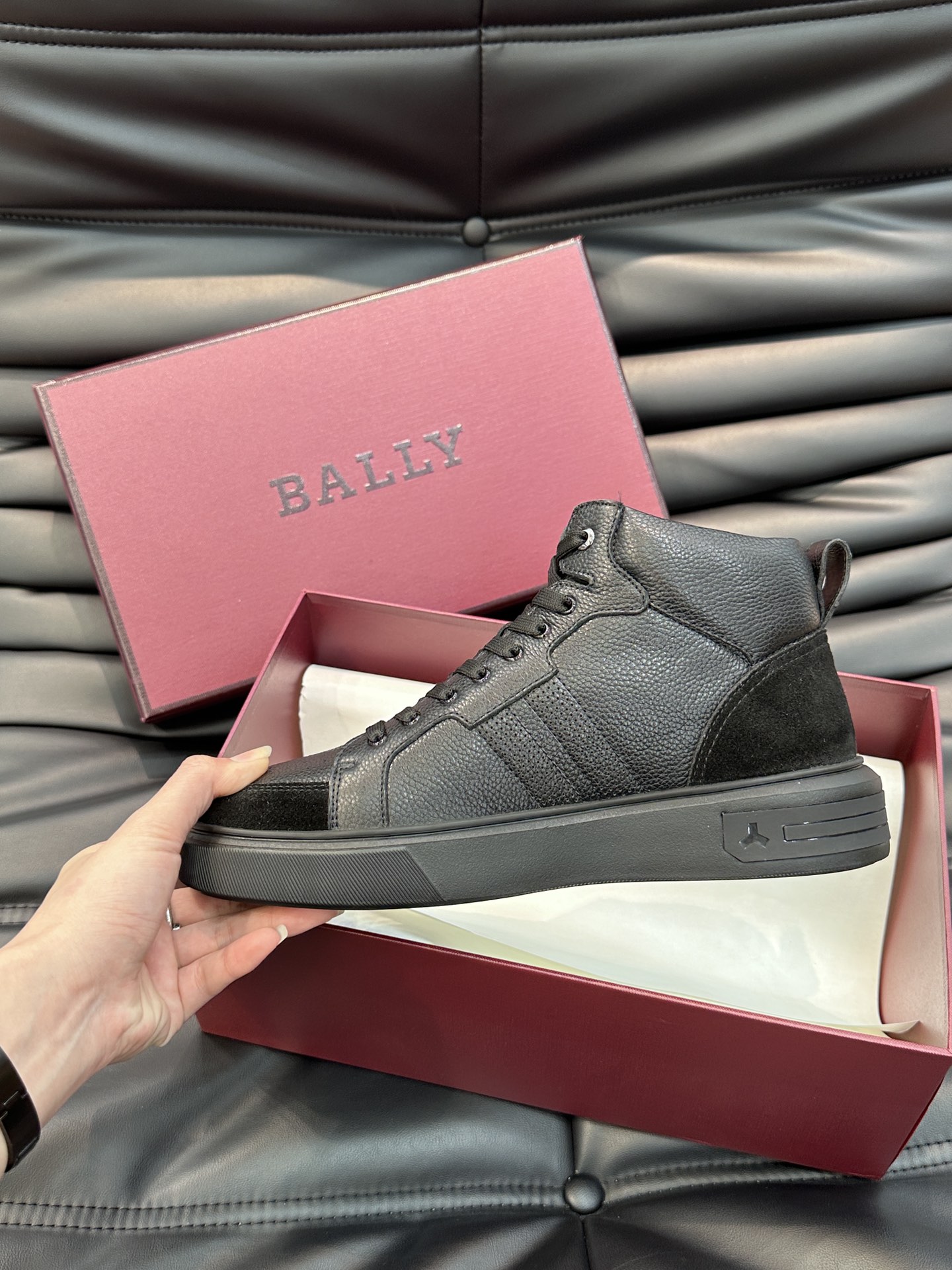 Bally/巴利秋冬高帮休闲鞋采用小牛皮鞋面进口牛皮内里皮质质感细腻光滑有光泽侧面饰有专用品牌黑白织带B