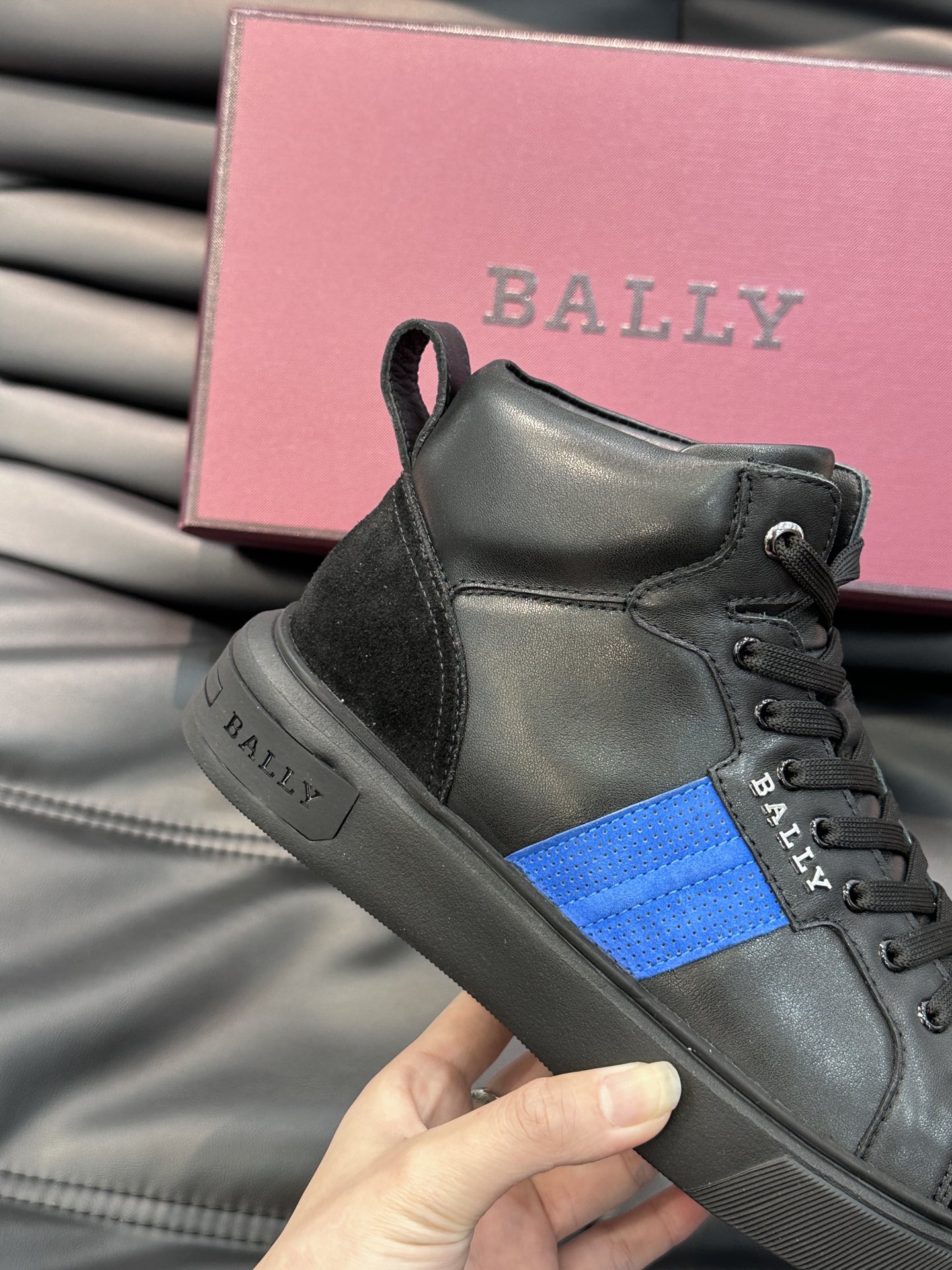 Bally/巴利秋冬高帮休闲鞋采用小牛皮鞋面进口牛皮内里皮质质感细腻光滑有光泽侧面饰有专用品牌黑白织带B