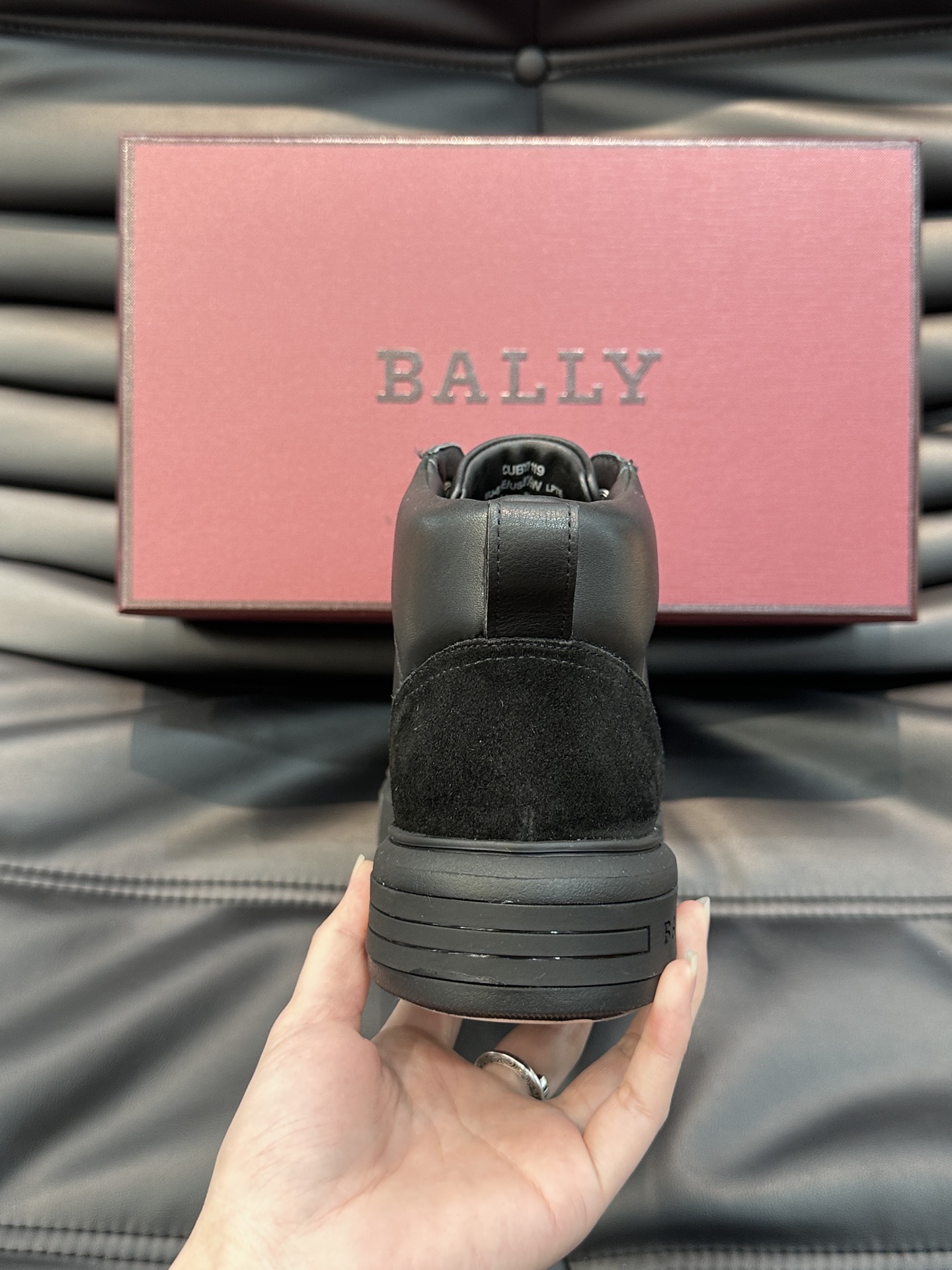 Bally/巴利秋冬高帮休闲鞋采用小牛皮鞋面进口牛皮内里皮质质感细腻光滑有光泽侧面饰有专用品牌黑白织带B