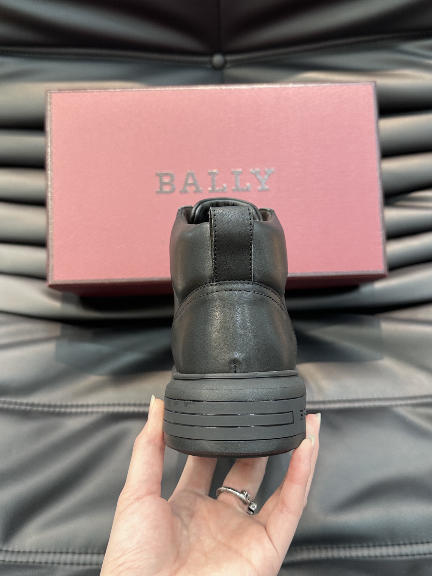 Bally/巴利秋冬高帮休闲鞋采用小牛皮鞋面进口牛皮内里皮质质感细腻光滑有光泽侧面饰有专用品牌黑白织带B