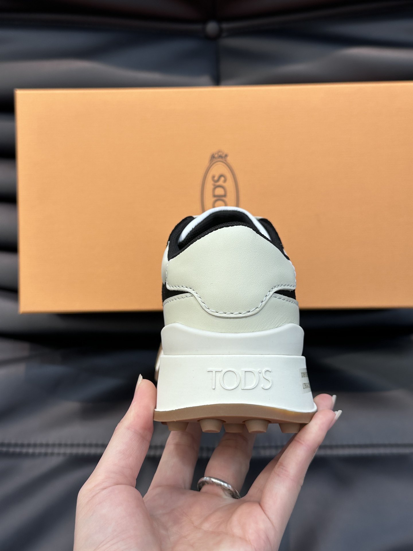 TODS托德斯原单精品TODS女士绒面拼真皮运动鞋51K三色出货！51K是该品牌最新的主打款式以多款颜色