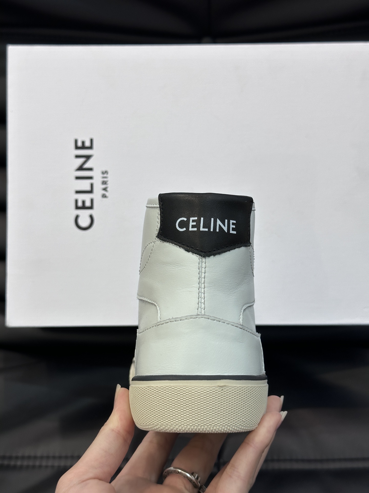 CELINE情侣高帮休闲帆布运动鞋！新一季的设计简约耐看好搭配鞋柜里永远都缺一双小白鞋鞋底也轻便舒适原版