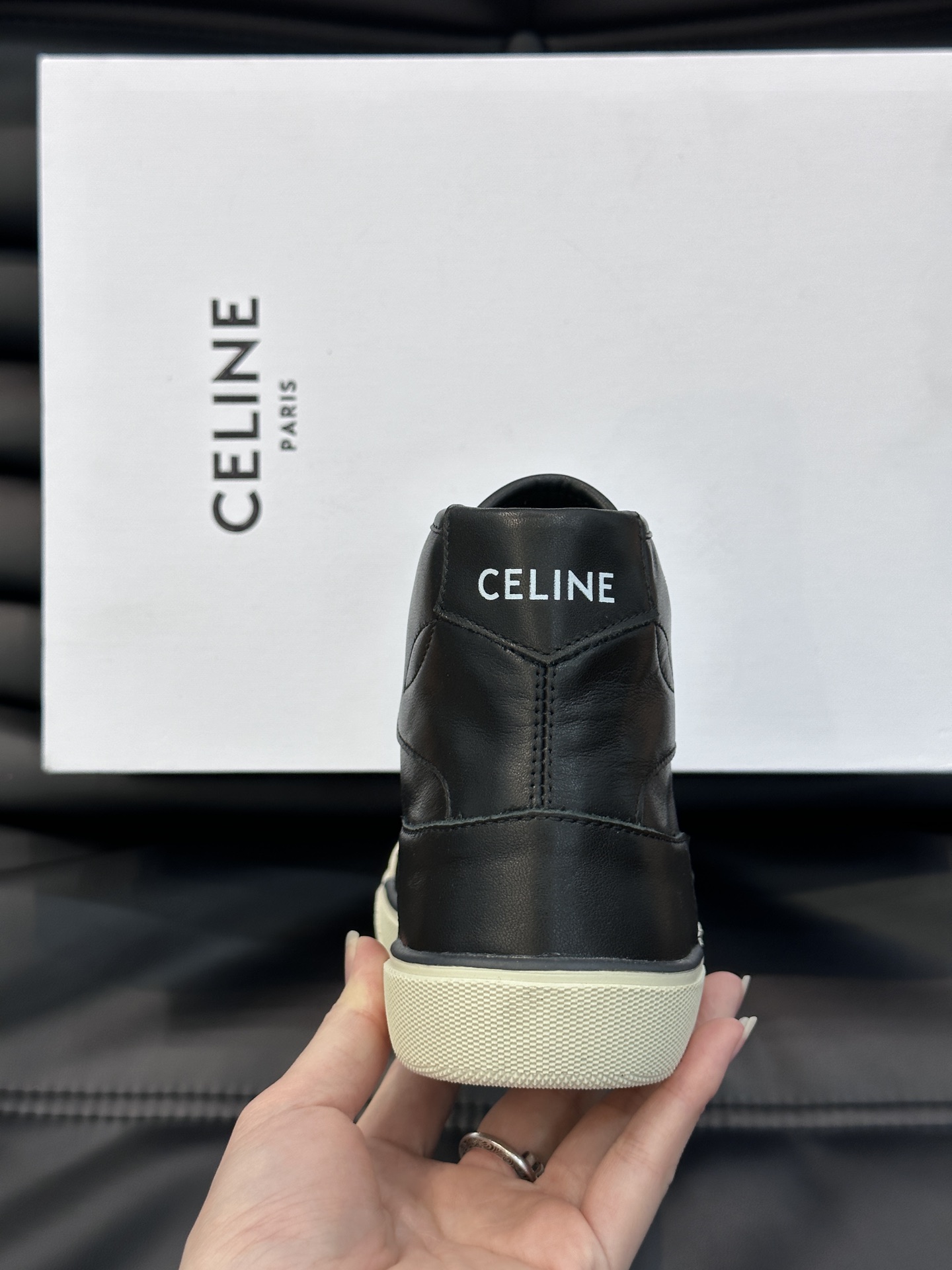 CELINE情侣高帮休闲帆布运动鞋！新一季的设计简约耐看好搭配鞋柜里永远都缺一双小白鞋鞋底也轻便舒适原版