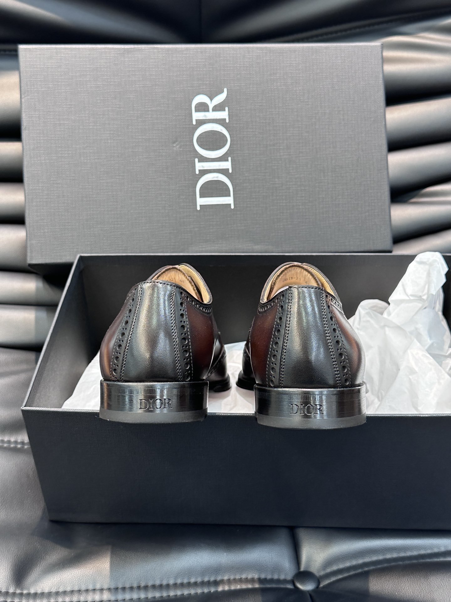 Dior/迪奥布洛克德比鞋这款DiorTimeless布洛克德比鞋体现经典的优雅气质鞋面廓形修长采用进口