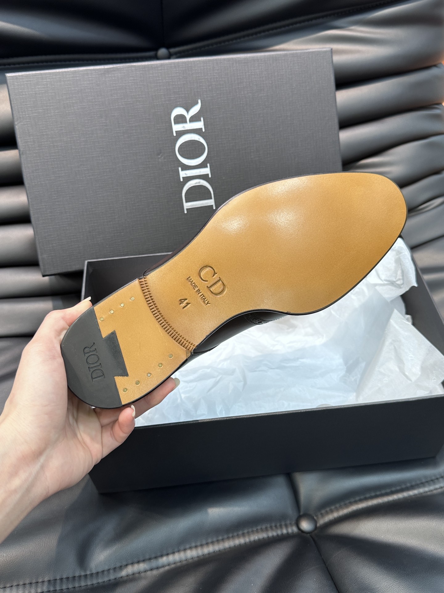 Dior/迪奥布洛克德比鞋这款DiorTimeless布洛克德比鞋体现经典的优雅气质鞋面廓形修长采用进口