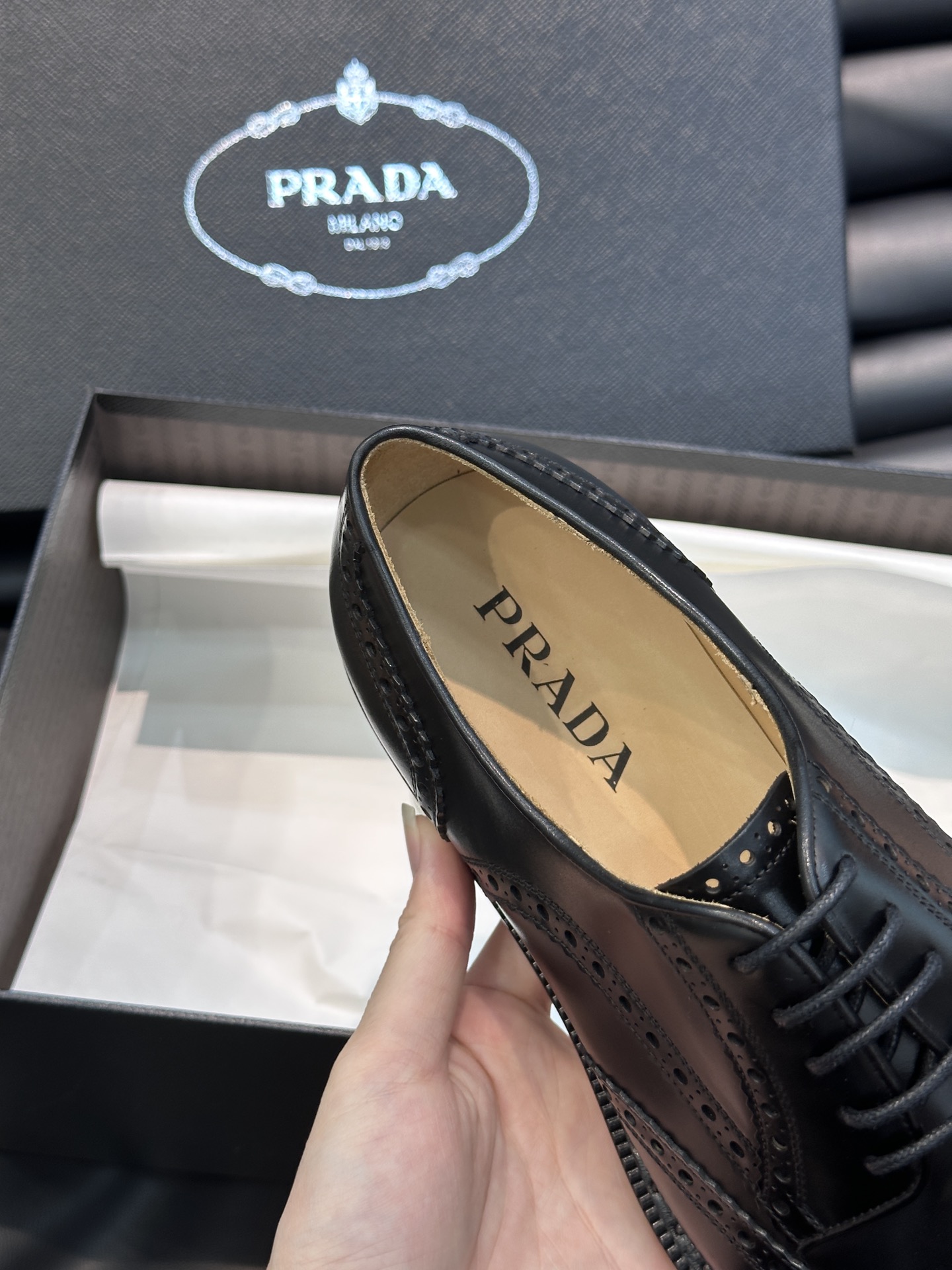 Prada/普拉达手工精品男士正装鞋意大利进口牛皮皮胚胎牛皮鞋面布洛克雕花工艺皮质质感一览无余绅士又优雅