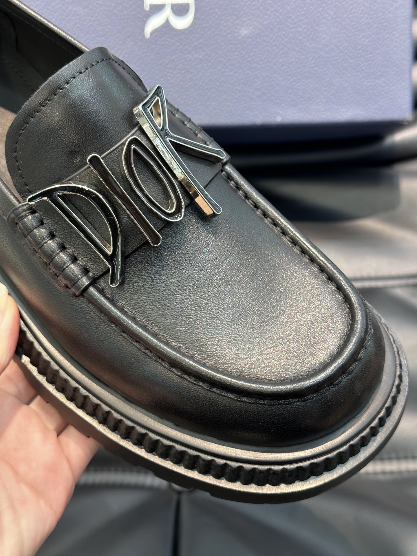 ️️Dr男士经典乐福皮鞋将经典的鞋履款式与复古的加州风格融为一体便鞋款式设计方便穿脱采用进口牛皮精心制作
