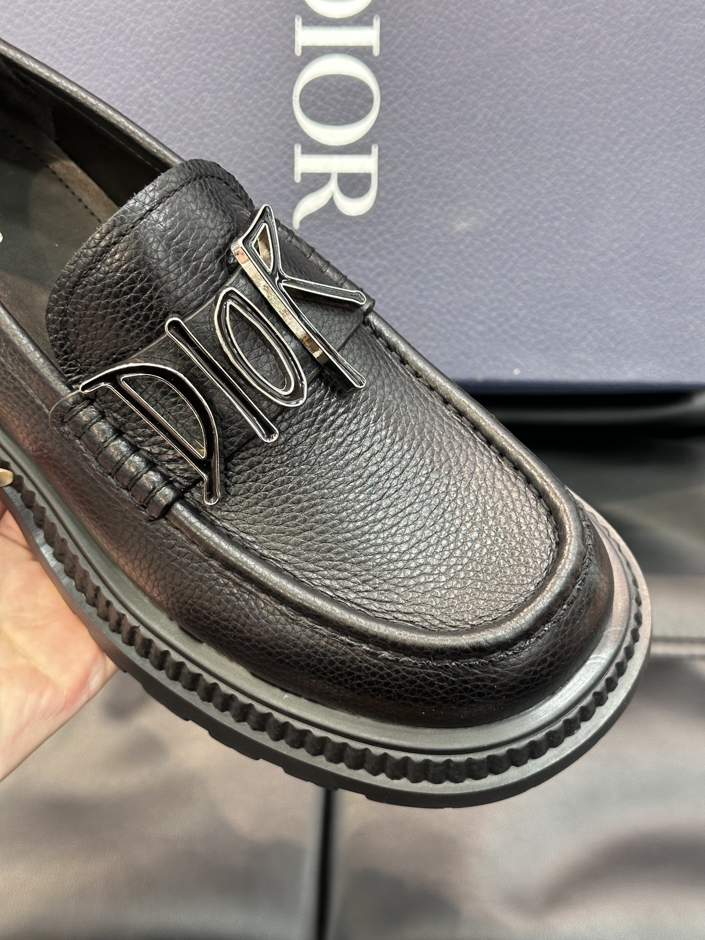 ️️Dr男士经典乐福皮鞋将经典的鞋履款式与复古的加州风格融为一体便鞋款式设计方便穿脱采用进口牛皮精心制作