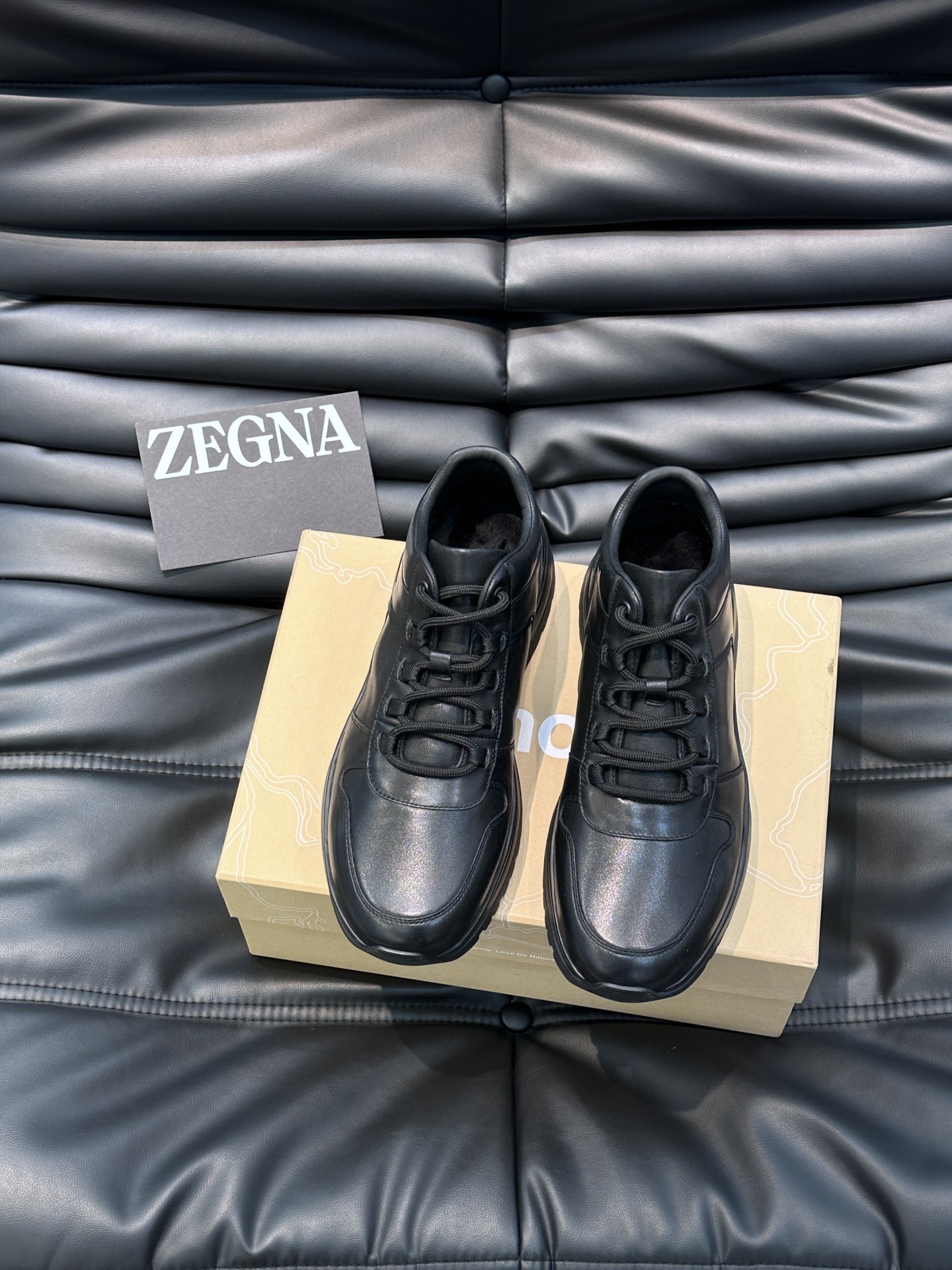 Zegna/杰尼亚新款男士休闲运动鞋原材料代工采用进口小牛皮制作舒适透气皮质细腻精致有光泽凸显男士魅力小