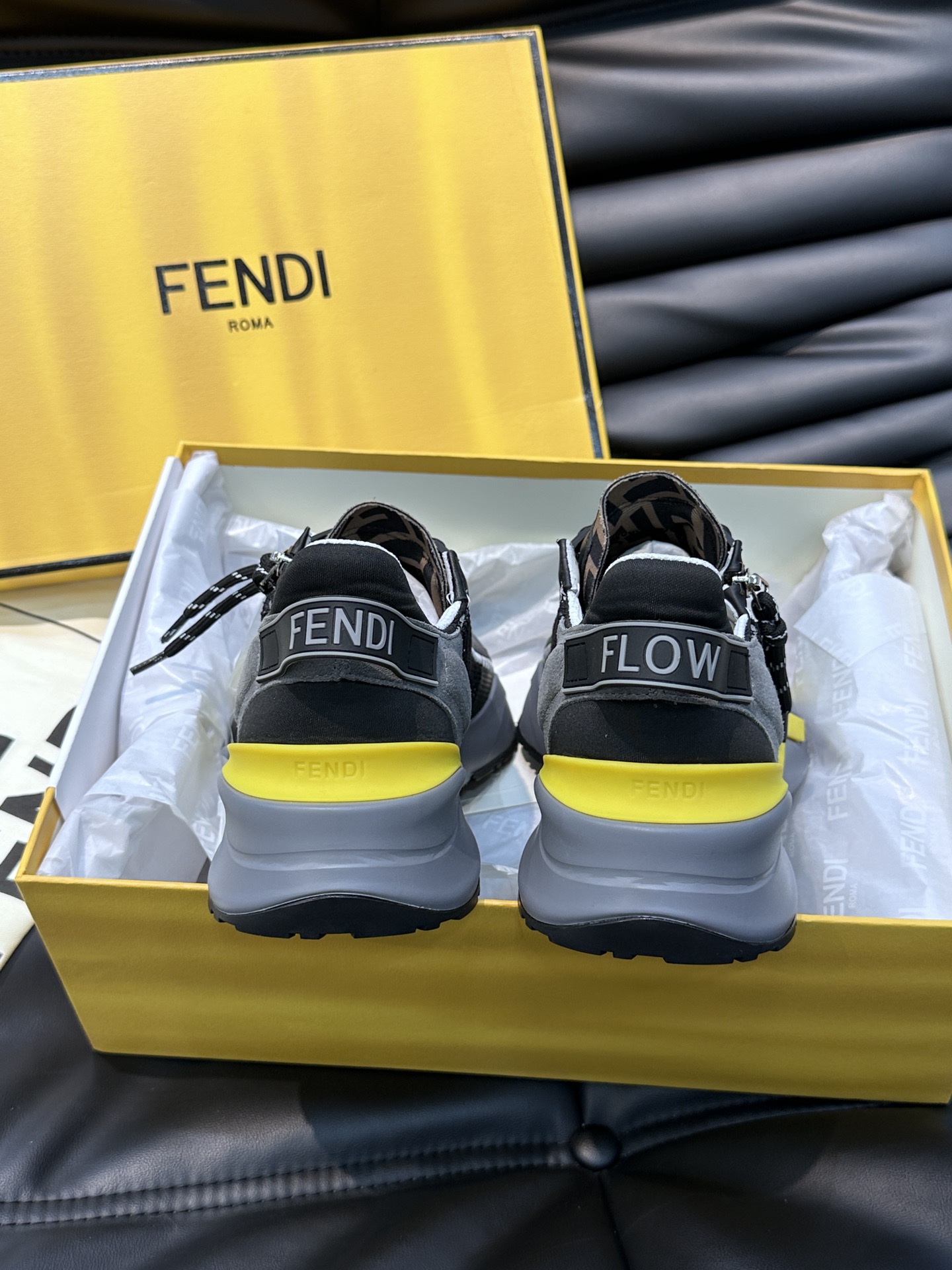 Fend*Flow男士休闲运动鞋搭配松紧带侧拉链刻有F的波纹鞋底鞋跟饰有凸纹FendiFlow字样高科技