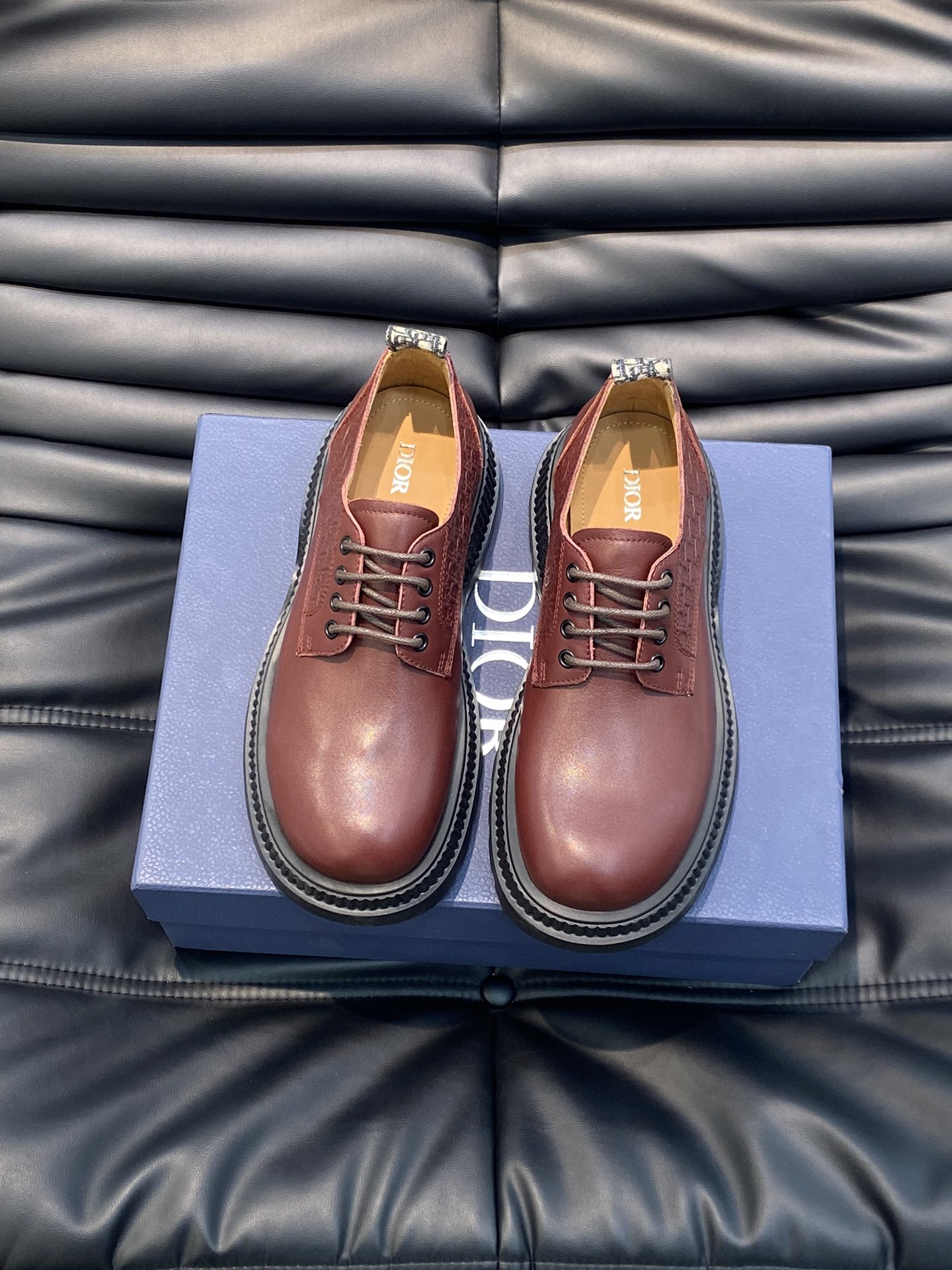 ️️DiorBuffalo男士低帮德比休闲皮鞋2024春季男装系列新品将打破常规的特色元素与Dior的高