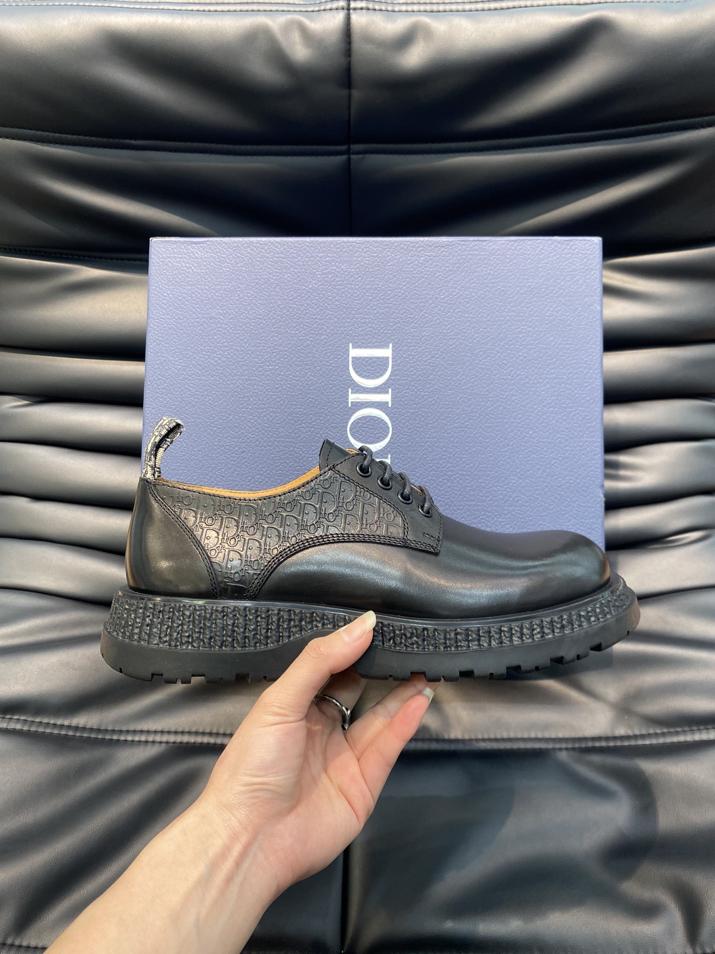 ️️DiorBuffalo男士低帮德比休闲皮鞋2024春季男装系列新品将打破常规的特色元素与Dior的高