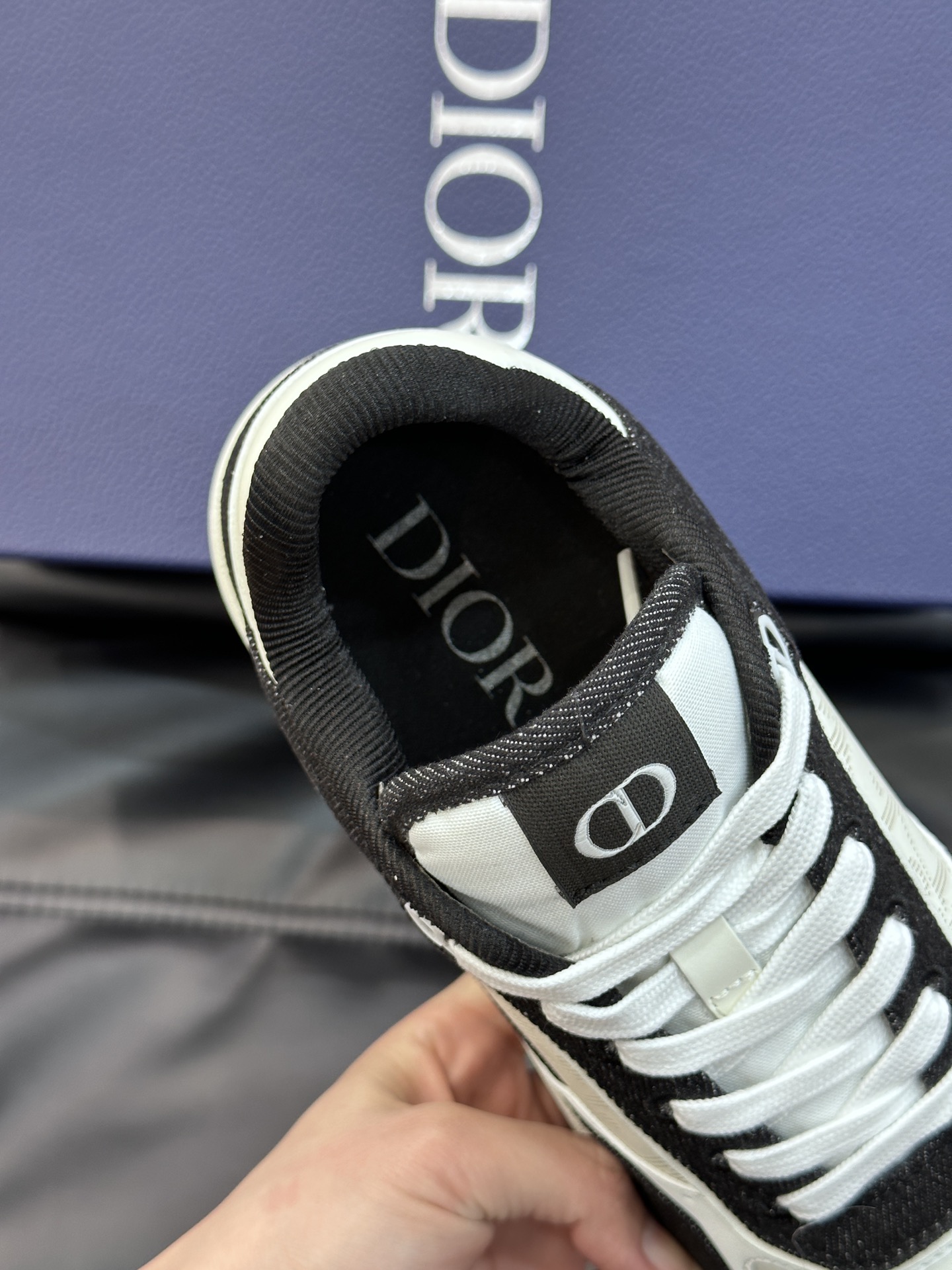 Dir情侣低帮B27休闲运动鞋这款B27低帮这款B27Dio*的经典单品来自DIOR.TEARS联名系列
