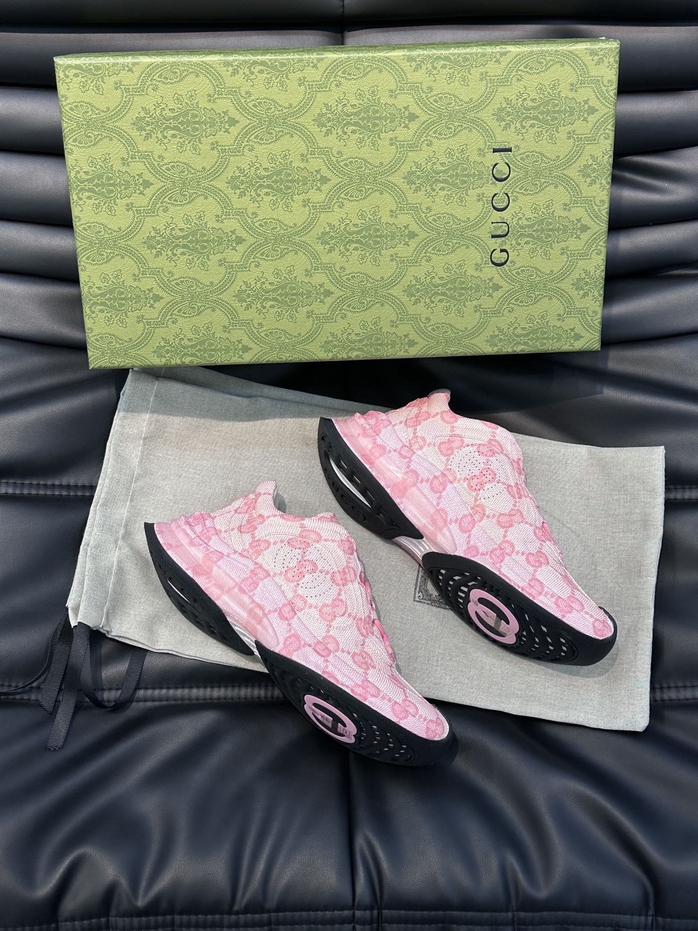Gucc*Run系列女士樱花粉运动鞋这一单品的设计从运动世界中汲取灵感透过Gucci视角焕新演绎匠心融入