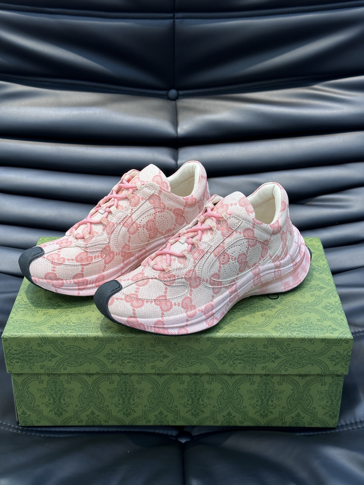 Gucc*Run系列女士樱花粉运动鞋这一单品的设计从运动世界中汲取灵感透过Gucci视角焕新演绎匠心融入