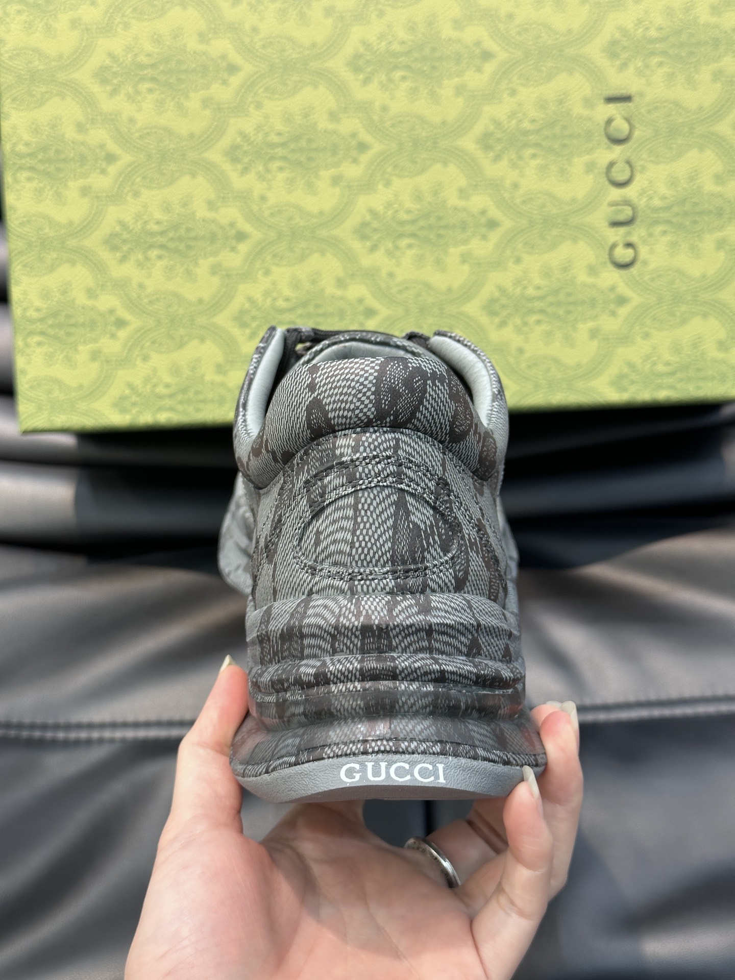 Gucc*Run系列情侣运动鞋这一单品的设计从运动世界中汲取灵感透过Gucci视角焕新演绎匠心融入醒目的