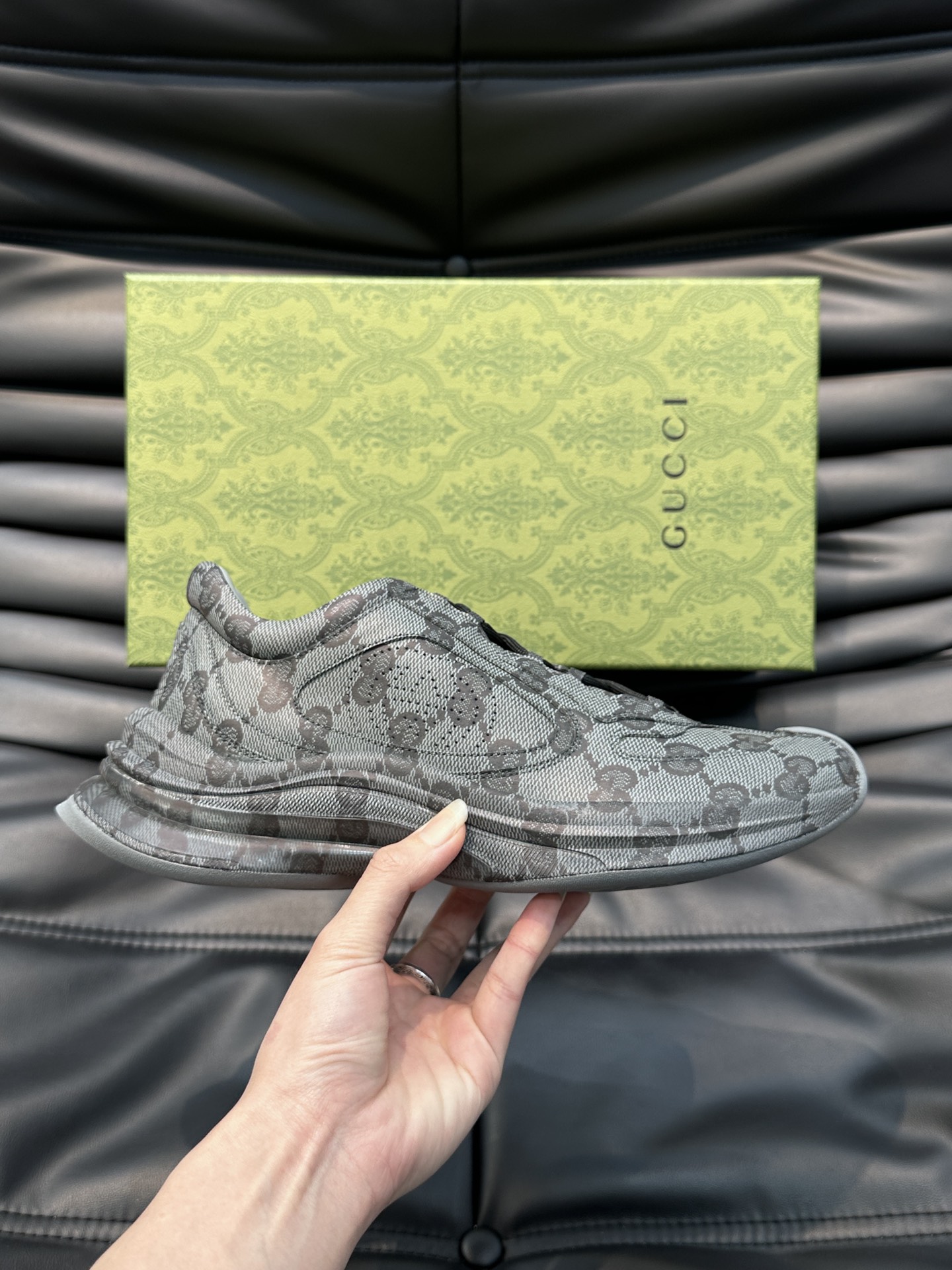 Gucc*Run系列情侣运动鞋这一单品的设计从运动世界中汲取灵感透过Gucci视角焕新演绎匠心融入醒目的