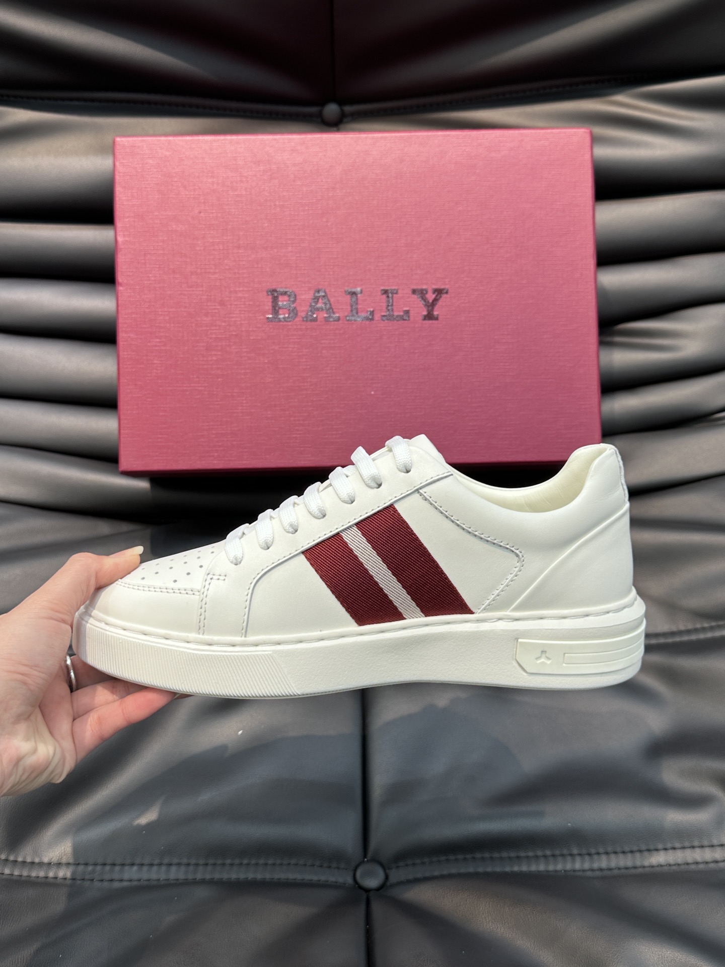 Bally/巴利低帮休闲鞋采用小牛皮鞋面进口牛皮内里皮质质感细腻光滑有光泽侧面饰有专用品牌黑白织带BAL