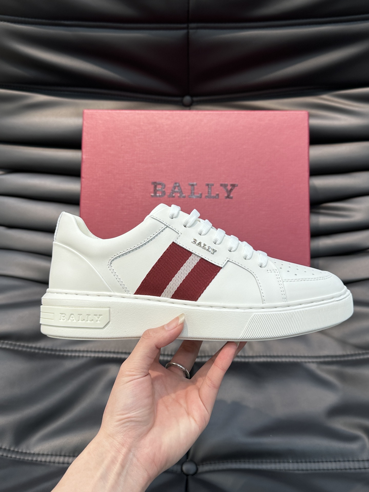 Bally/巴利低帮休闲鞋采用小牛皮鞋面进口牛皮内里皮质质感细腻光滑有光泽侧面饰有专用品牌黑白织带BAL