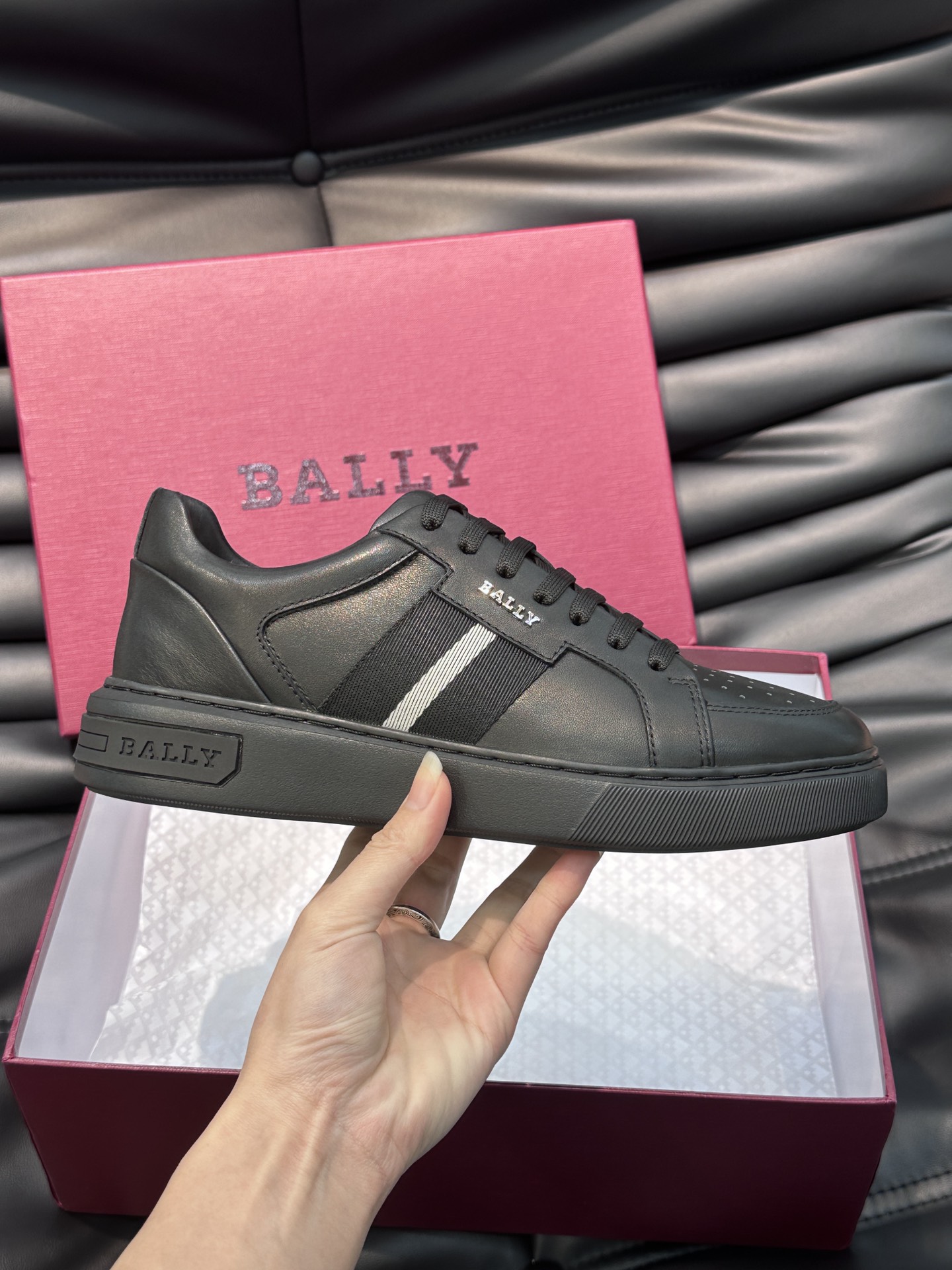 Bally/巴利低帮休闲鞋采用小牛皮鞋面进口牛皮内里皮质质感细腻光滑有光泽侧面饰有专用品牌黑白织带BAL